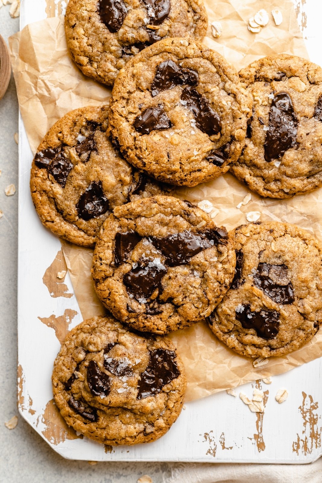 ¡Más de 50 increíbles productos horneados sin nueces que son el desayuno, la merienda y el postre perfectos! Encontrará excelentes recetas de pan, muffins, galletas y más, perfectas para un regalo escolar o para compartir con alguien con sensibilidad a las nueces. ¡Aprenda consejos para recetas fáciles sin nueces! Galletas de chispas de chocolate con avena masticable en pergamino