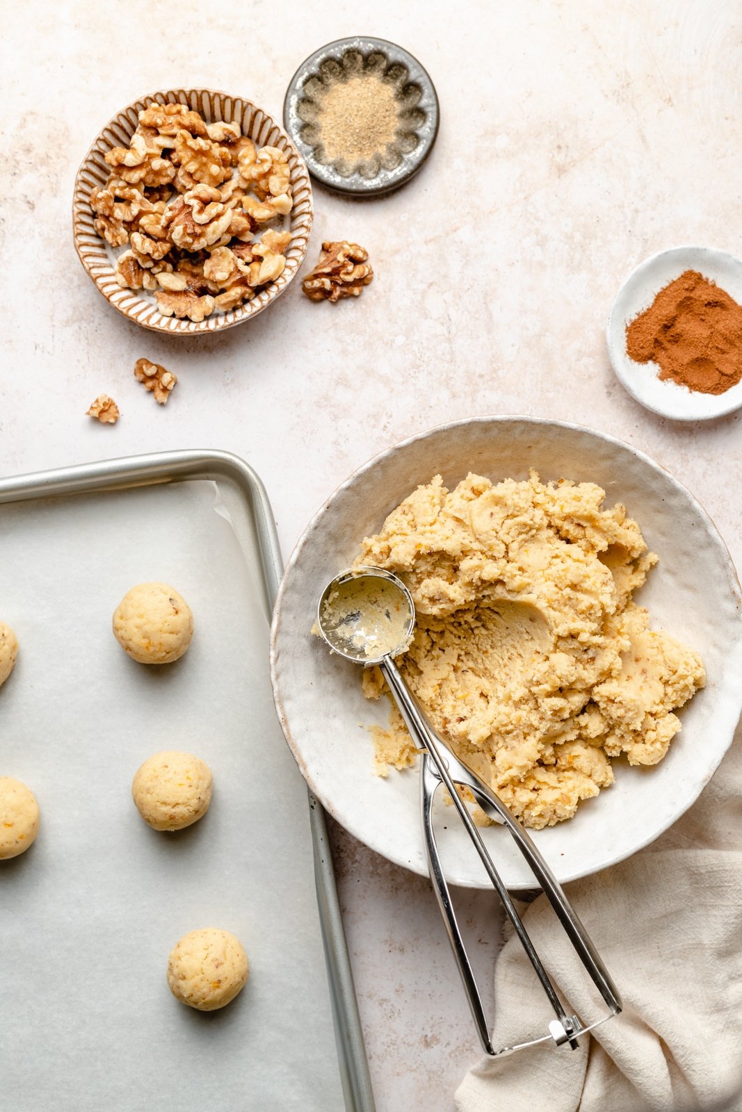 ¡Las galletas de bolas de nieve sin gluten y sin granos más lindas, deliciosas y crujientes con nueces! Estas galletas de bolas de nieve suaves y saludables se pueden agregar con el sabor reconfortante del cardamomo, la canela y la cáscara de naranja, y también se pueden combinar con un taza de café Genial, son fáciles de convertir en veganos y galletas perfectas para compartir. Coloque galletas de bolas de nieve saludables en bolas de masa