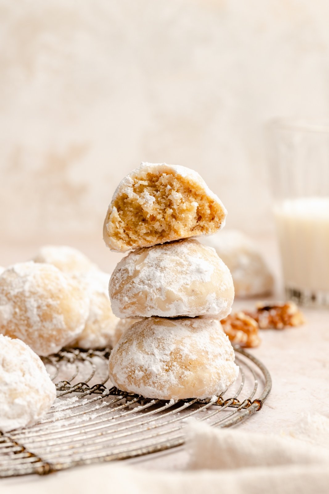 ¡Las galletas de bolas de nieve sin gluten y sin granos más lindas con un delicioso crujido de nueces! Estas galletas de bolas de nieve suaves y saludables se pueden agregar con el sabor reconfortante del cardamomo, la canela y la cáscara de naranja, y son excelentes cuando se combinan con una taza de café. Son fáciles de convertir en veganos y son galletas perfectas para compartir. Galletas de bola de nieve saludables en pila