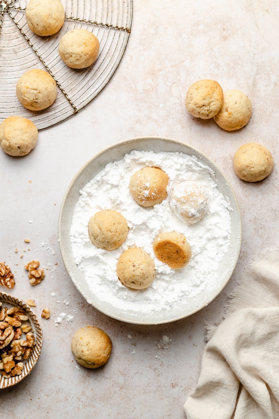 ¡Las galletas de bolas de nieve sin gluten y sin granos más lindas con un delicioso crujido de nueces! Estas galletas de bolas de nieve suaves y saludables se pueden agregar con el sabor reconfortante del cardamomo, la canela y la cáscara de naranja, y también son excelentes con una taza de café. Son fáciles de convertir en veganos y son galletas perfectas para compartir. Galletas de bolas de nieve sin granos en azúcar en polvo