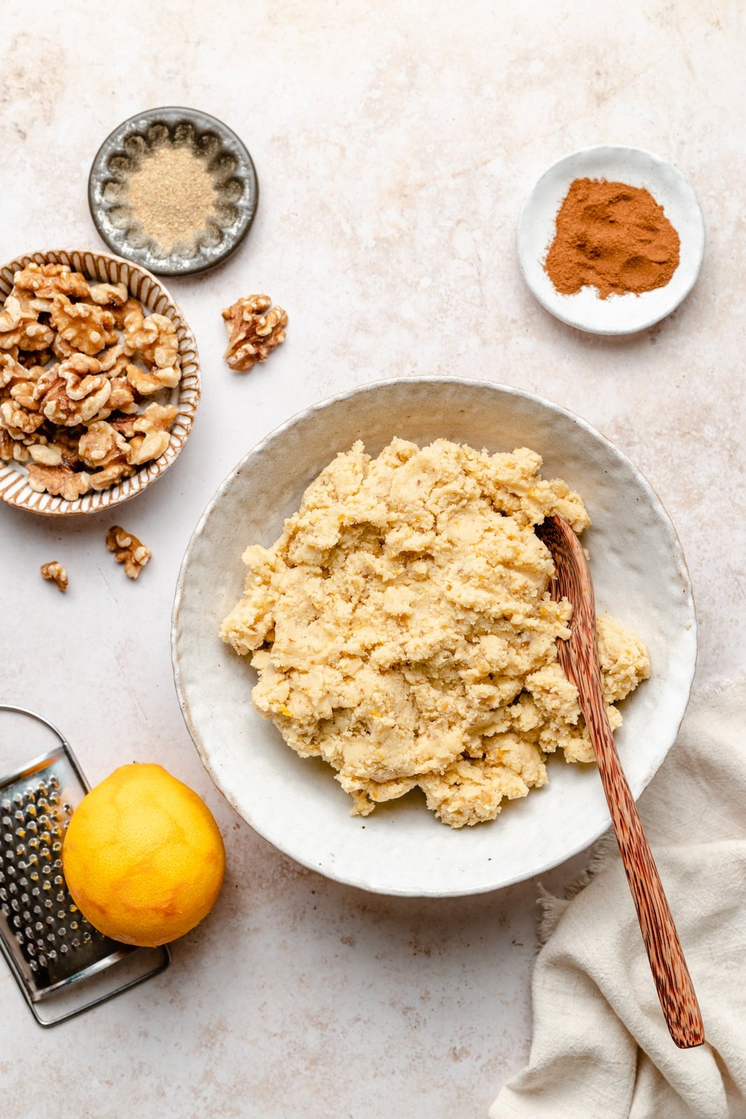 ¡Las galletas de bolas de nieve sin gluten y sin granos más lindas, deliciosas y crujientes con nueces! Estas galletas de bolas de nieve suaves y saludables se pueden agregar con el sabor reconfortante del cardamomo, la canela y la cáscara de naranja, y también se pueden combinar con un taza de café Genial, son fáciles de convertir en veganos y galletas perfectas para compartir. Masa mixta para galletas de bolas de nieve sin cereales