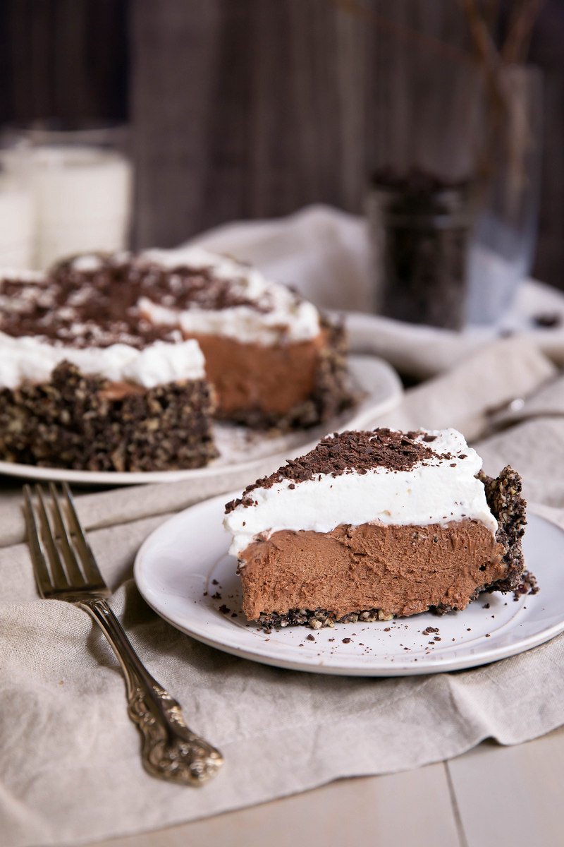 Las mejores galletas francesas de todos los tiempos. Tiene una corteza de galleta Oreo de avellana, que es muy rica y decadente. ¡Tus amigos y familiares quedarán impresionados con esta receta indulgente y se enamorarán de ella! Una rebanada de tarta de seda francesa casera en una placa