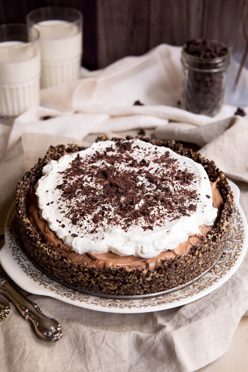 Las mejores galletas francesas de todos los tiempos. Tiene una corteza de galleta Oreo de avellana, que es muy rica y decadente. ¡Tus amigos y familiares quedarán impresionados con esta receta indulgente y se enamorarán de ella! Oreos en el plato