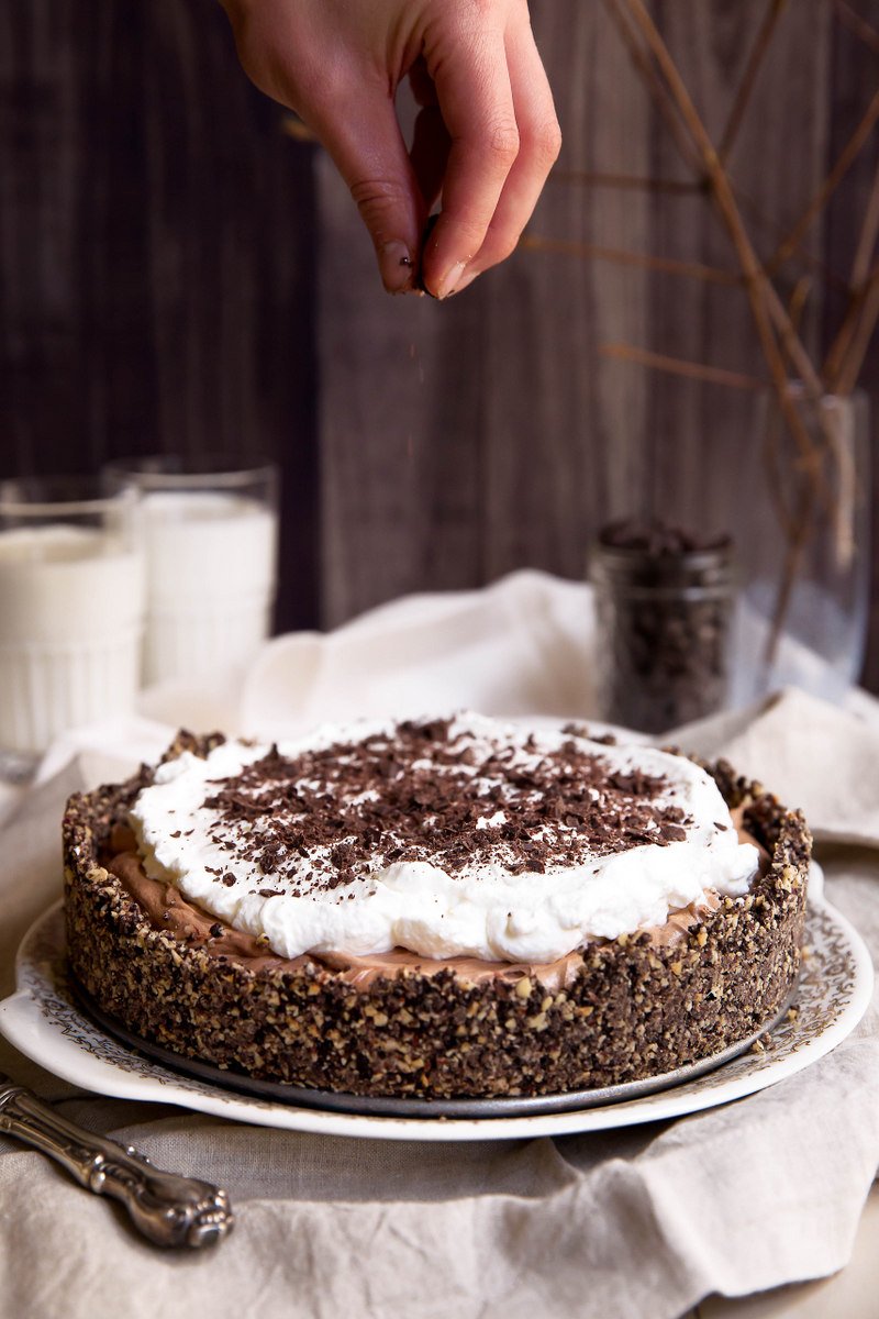 Las mejores galletas francesas de todos los tiempos. Tiene una corteza de galleta Oreo de avellana, que es muy rica y decadente. ¡Tus amigos y familiares quedarán impresionados con esta receta indulgente y se enamorarán de ella! Espolvorea virutas de chocolate sobre un pastel de seda francés.