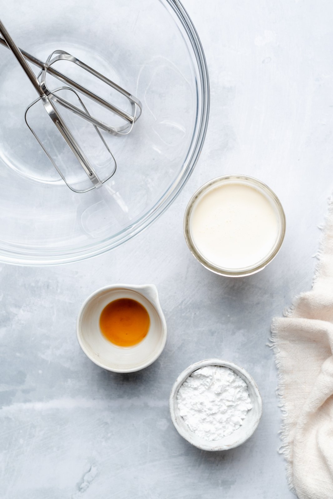 ¡Aprende a hacer una crema batida muy dulce, suave y deliciosa hecha con solo 3 ingredientes! Esta sencilla receta casera de crema batida es el mejor ingrediente para hacer chocolate caliente, tartas, waffles, etc. Agrega diferentes sabores La opción es un festivo turn! Cómo Ingredientes para hacer crema batida En un plato
