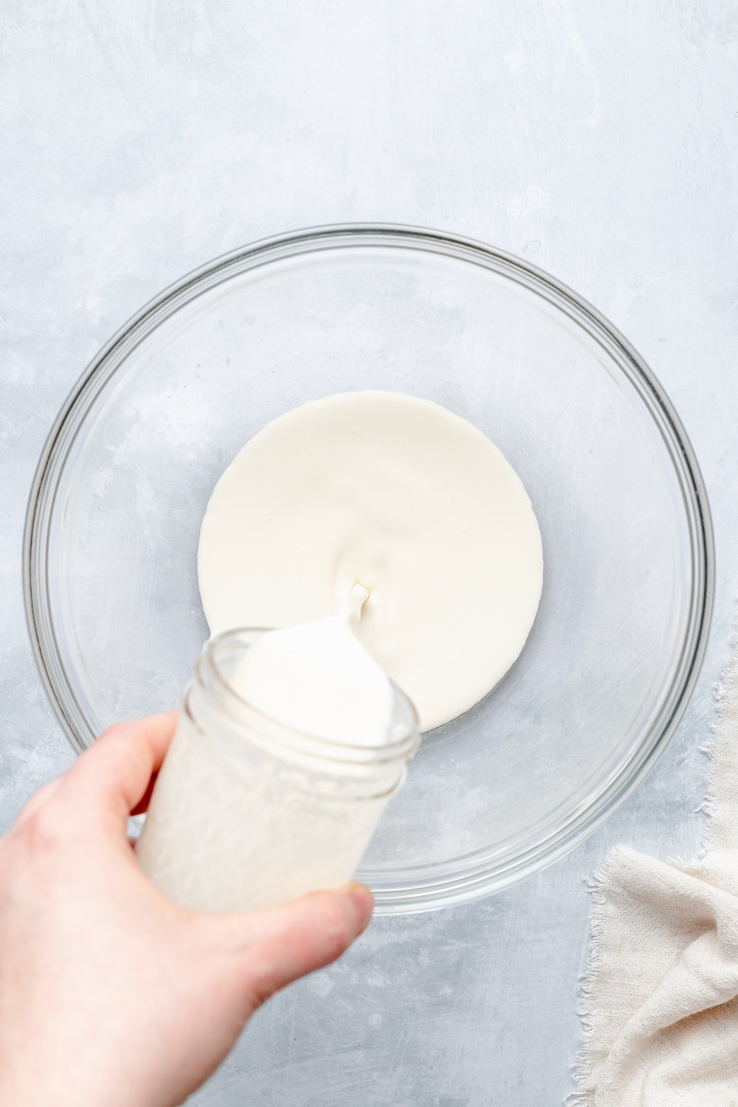 ¡Aprende a hacer una crema batida muy dulce, suave y deliciosa hecha con solo 3 ingredientes! Esta sencilla receta casera de crema batida es el mejor ingrediente para hacer chocolate caliente, tartas, waffles, etc. Agrega diferentes sabores La opción es un festivo turn! crema Vierta en un tazón para hacer crema batida