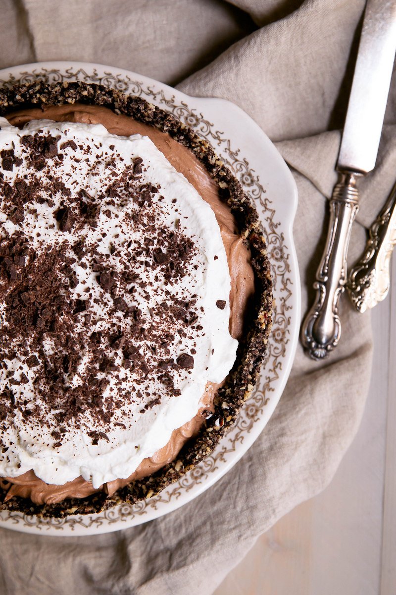 La mejor tarta de seda francesa de todos los tiempos. Tiene una corteza de galleta Oreo de avellana, que es muy rica y decadente. ¡Tus amigos y familiares quedarán impresionados con esta receta indulgente y se enamorarán de ella! Pastel de seda francés en el plato