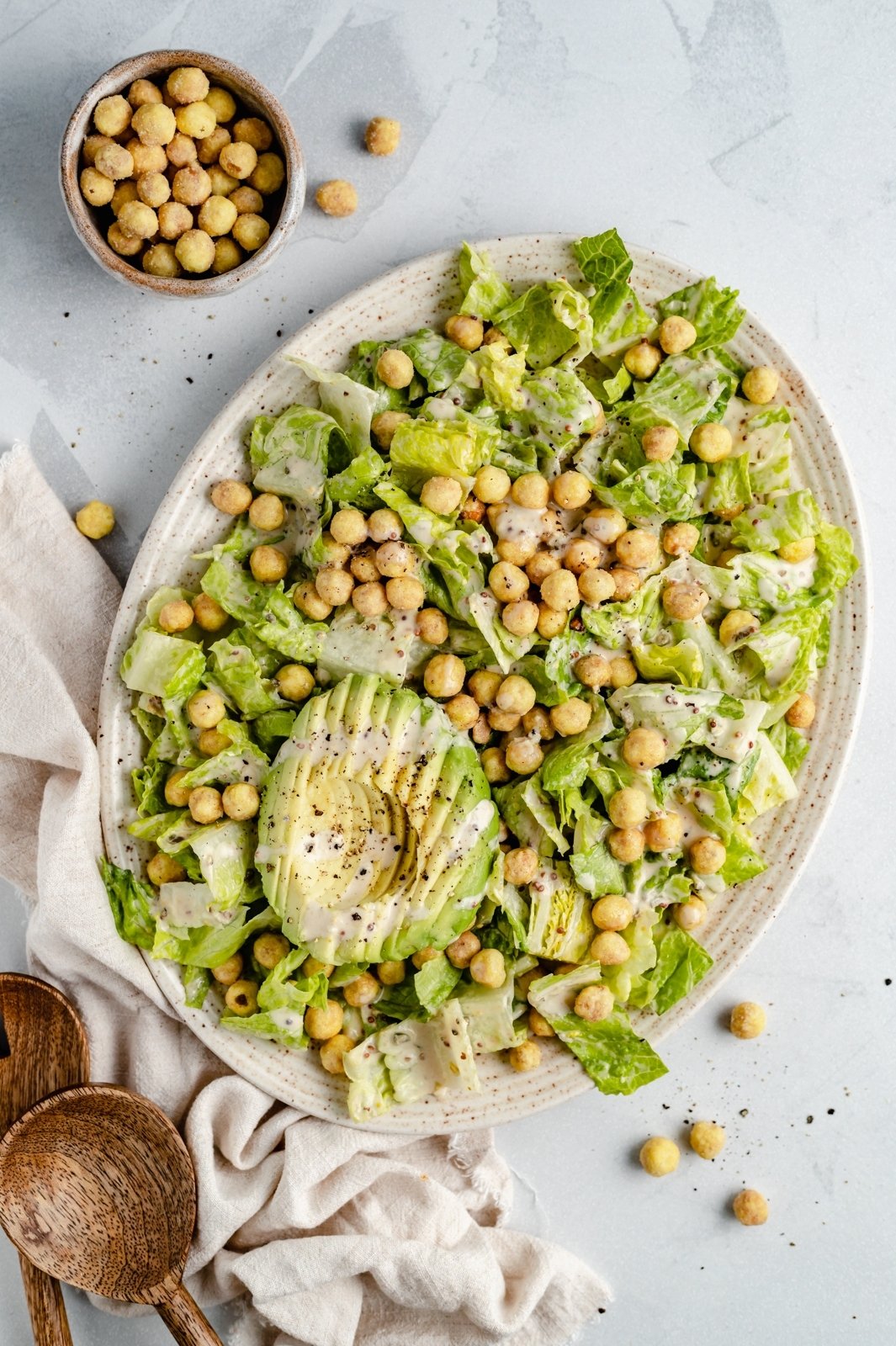 ¡Deliciosas recetas de temporada para cocinar en abril! Con productos de temporada como espárragos, brócoli, zanahorias y cítricos, estas recetas saludables de primavera son la manera perfecta de agregar frutas y verduras a sus comidas. ¡Encontrará abundantes desayunos y almuerzos, recetas saludables para la cena de primavera y toneladas de postres increíbles todos los días de abril! Ensalada César vegetariana en un plato