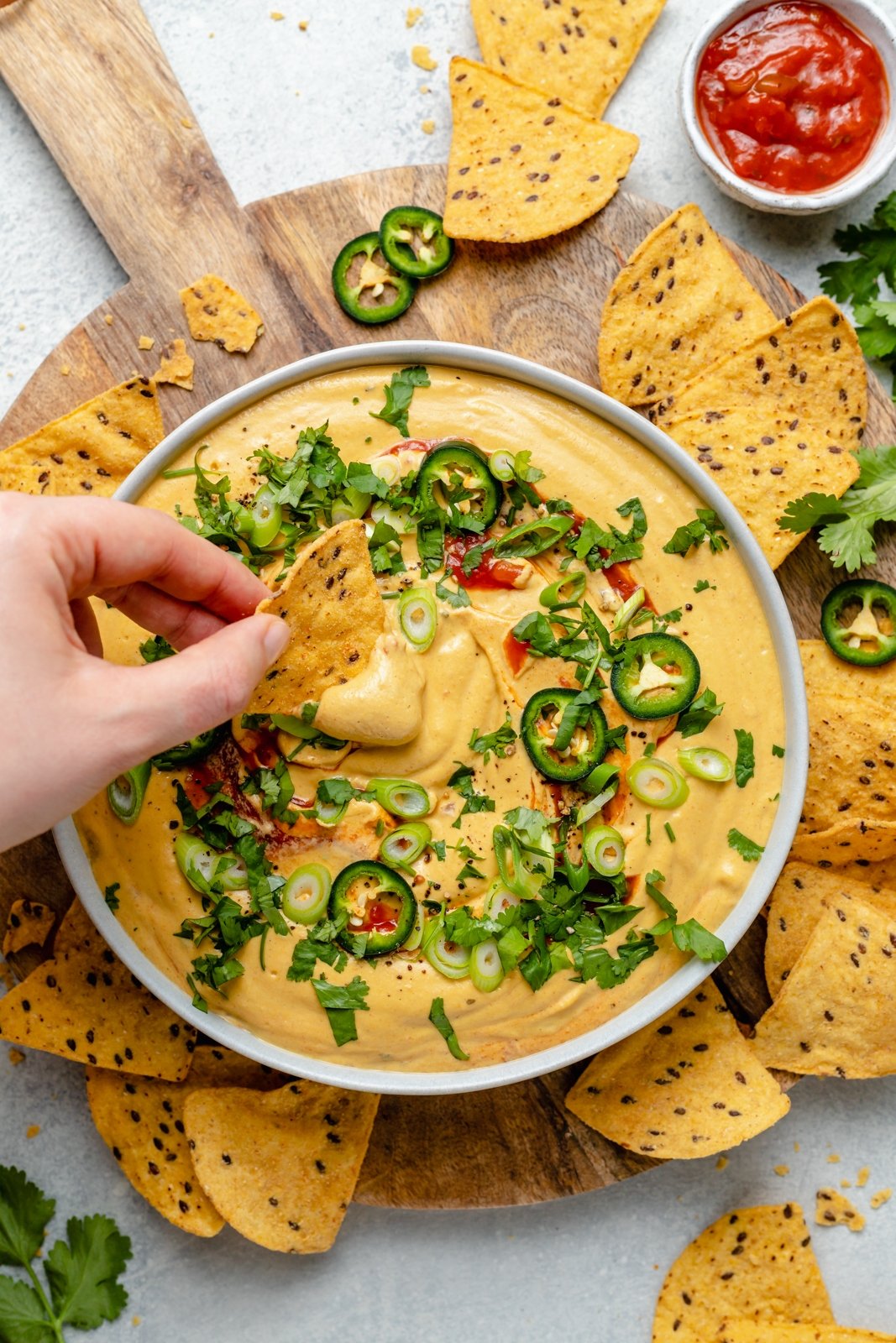 ¡Más de 30 de las mejores recetas de salsas saladas que son fáciles de preparar y llenas de sabores únicos! Encontrará salsas calientes, con queso, hummus y a base de vegetales, así como salsas versátiles que se pueden usar como aderezos y salsas ¡Sirve esto en tu próxima fiesta, noche de chicas o día de juego, o disfrútalo como un refrigerio saludable! src= sumergir un chip en un tazón de calabaza vegana queso