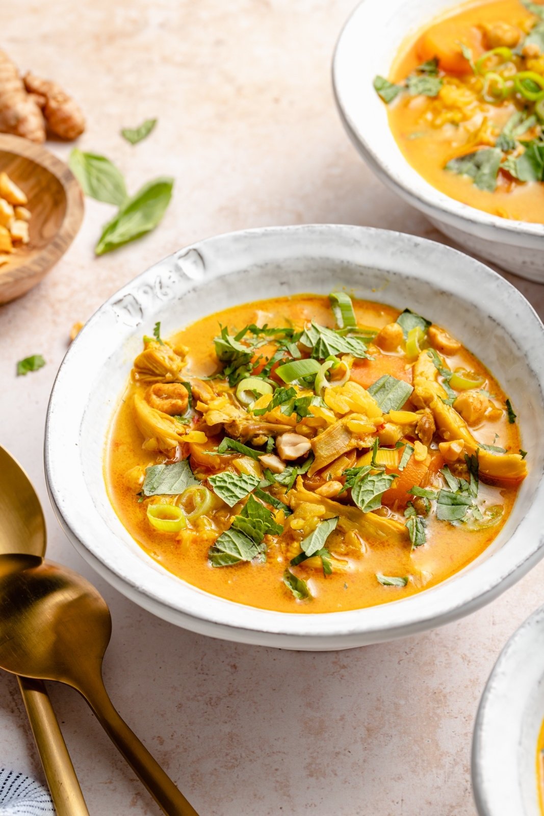 ¡28 de las mejores recetas saludables de temporada para cocinar en febrero! Celebre los productos de temporada como la calabaza de invierno, los cítricos, el brócoli, las batatas y más con nuevas recetas todos los días del mes. Encontrará desayunos dulces y salados, deliciosos almuerzos y cenas, y mucho chocolate justo a tiempo para el Día de San Valentín. Sopa de pollo al jengibre en un bol cubierto con hierbas frescas