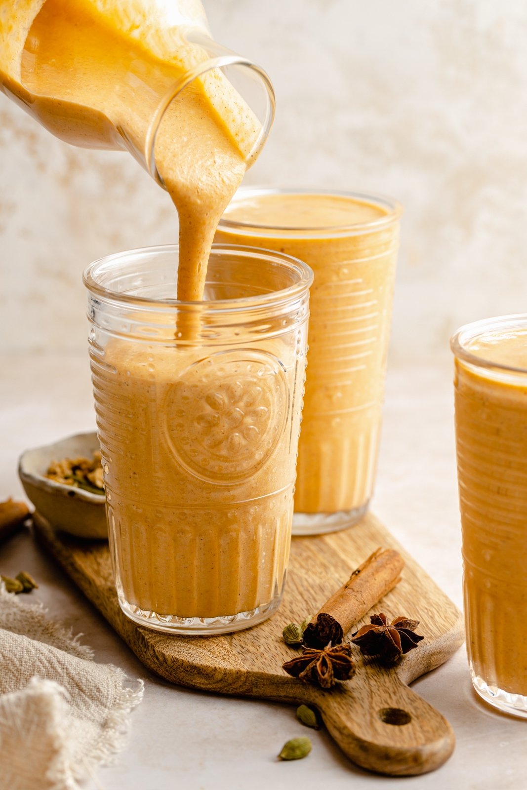 Batido de calabaza cremoso y delicioso lleno de sabores maravillosos y reconfortantes de la especia chai. Repleto de proteínas y fibra, esta receta de batido de calabaza no contiene lácteos y es el desayuno o merienda nutritivo perfecto. Vierta el batido de proteína de calabaza moscada en un vaso