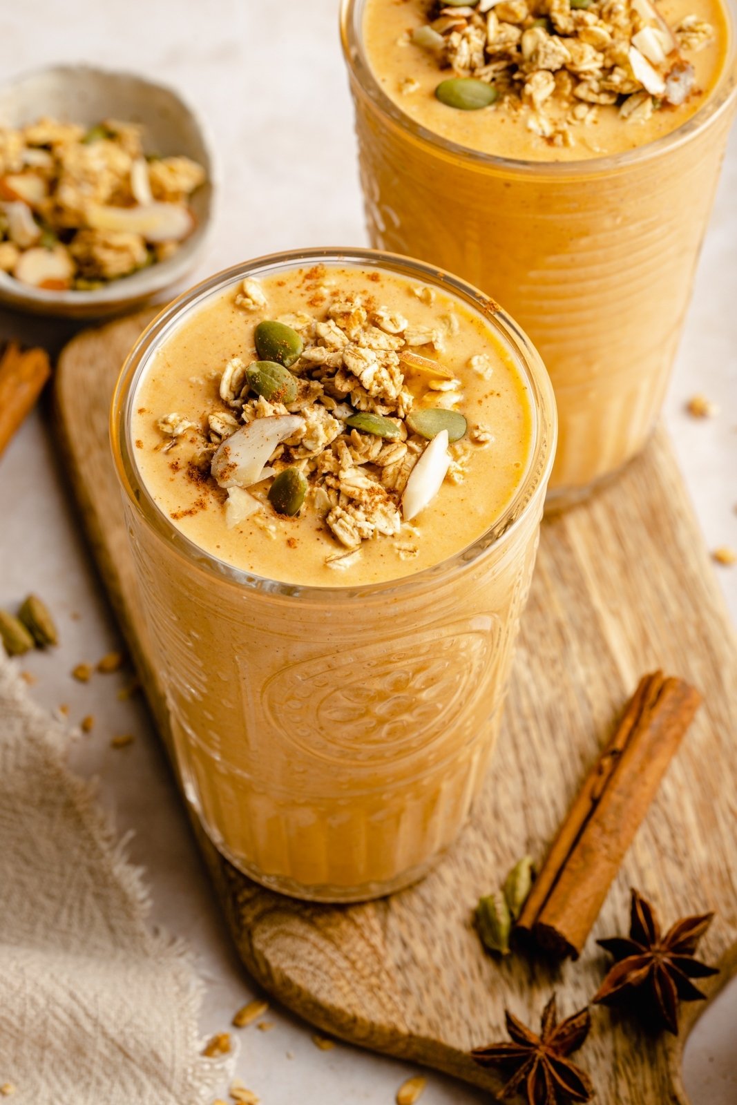 ¡28 de las mejores recetas saludables de temporada para cocinar en febrero! Celebre los productos de temporada como la calabaza de invierno, los cítricos, el brócoli, las batatas y más con nuevas recetas todos los días del mes. Encontrará desayunos dulces y salados, deliciosos almuerzos y cenas, y mucho chocolate justo a tiempo para el Día de San Valentín. Batido De Calabaza Butternut Con Granola