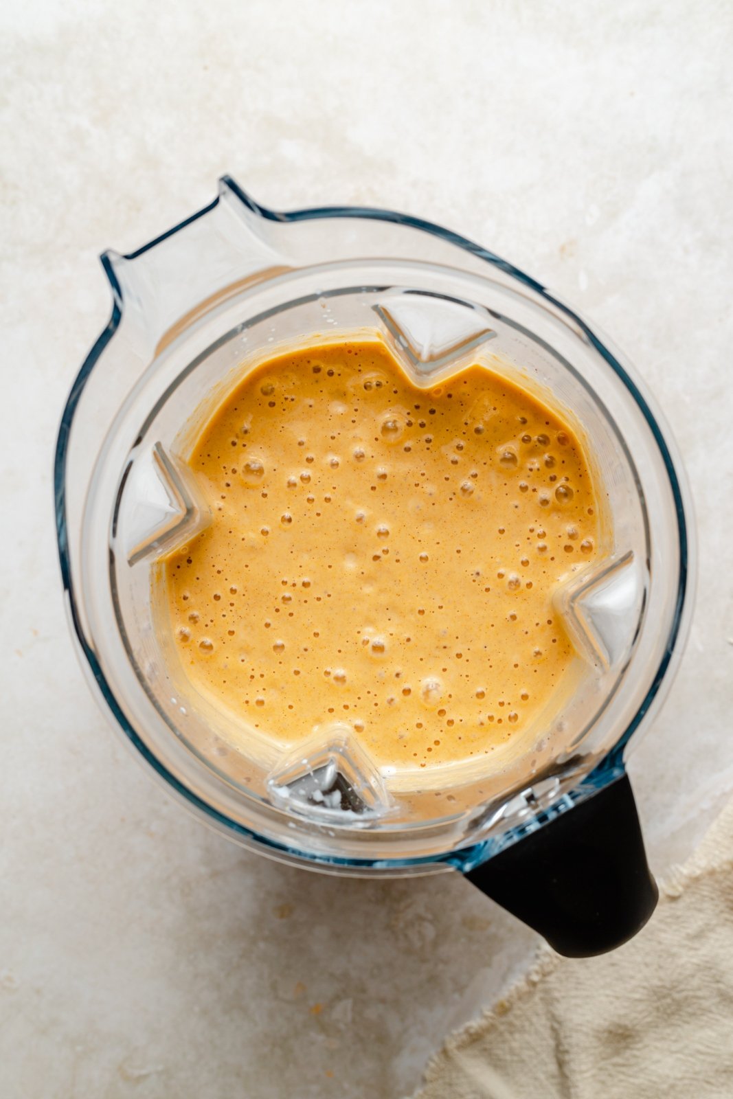 ¡El cremoso y delicioso Batido de Calabaza Butternut está lleno de maravillosos y reconfortantes sabores de la especia chai! Repleto de proteína y fibra, esta receta de batido de calabaza no contiene lácteos y es el desayuno o merienda nutritivo perfecto. Batido de calabaza y plátano en una licuadora