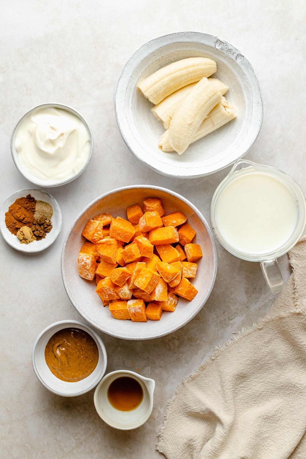 ¡El cremoso y delicioso Batido de Calabaza Butternut está lleno de maravillosos y reconfortantes sabores de la especia chai! Repleto de proteína y fibra, esta receta de batido de calabaza no contiene lácteos y es el desayuno o merienda nutritivo perfecto. Ingredientes para batido de calabaza en un plato