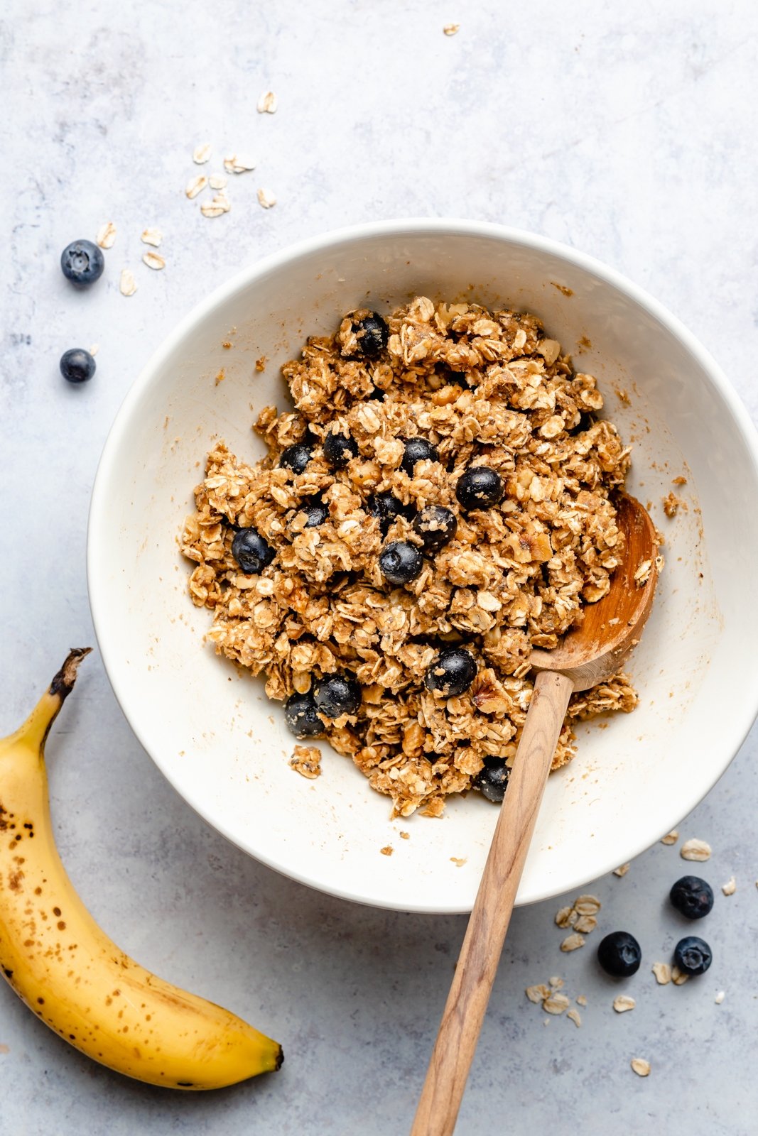 ¡Un plato de galletas de desayuno de arándanos veganas y sin gluten que saben igual que muffins de arándanos! Estas saludables galletas de desayuno de arándanos son naturalmente dulces y están llenas de nutrientes de semillas de chía, lino, avena, nueces y más ingredientes. Perfectas para congelar, ¡Es el desayuno o merienda perfecto para las semanas ocupadas! Mezclar masa para galletas de desayuno de arándanos sin gluten