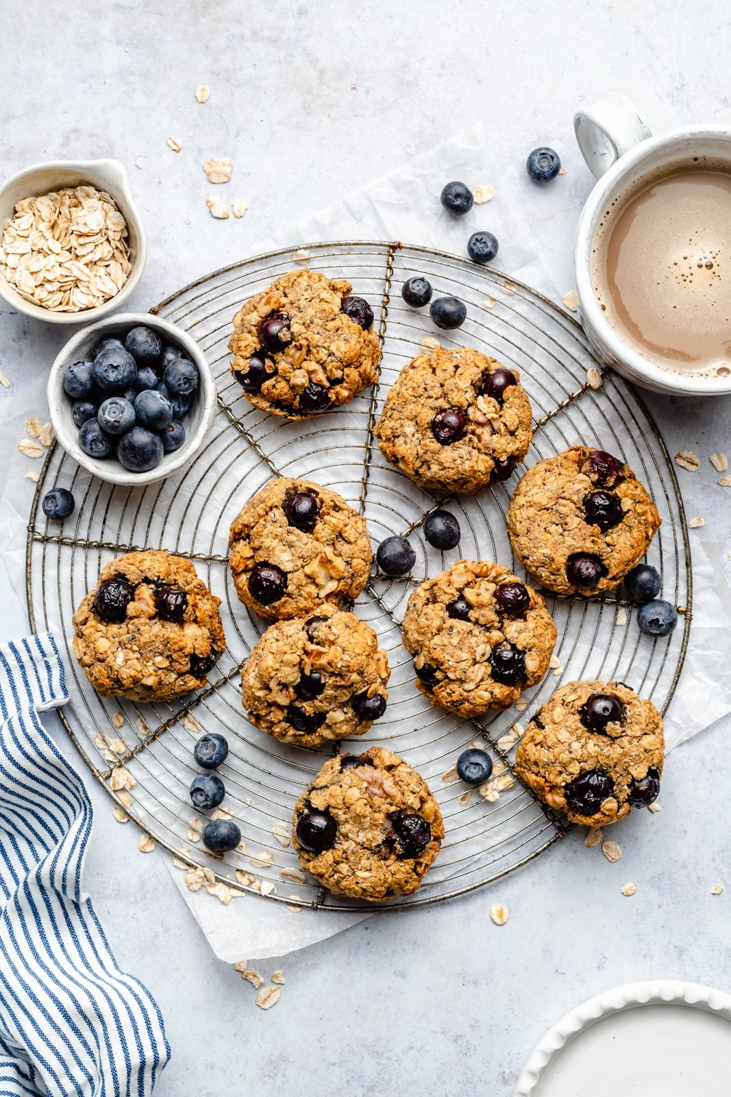 ¡Un tazón de galletas de desayuno de arándanos veganas y sin gluten que saben como muffins de arándanos! Estas saludables galletas de arándanos para el desayuno son naturalmente dulces y están llenas de nutrientes como semillas de chía, lino, avena, nueces y más. ¡Perfecto para congelar, es el desayuno o merienda perfecto para las semanas ocupadas! Galletas de desayuno de arándanos sin gluten en una rejilla de alambre