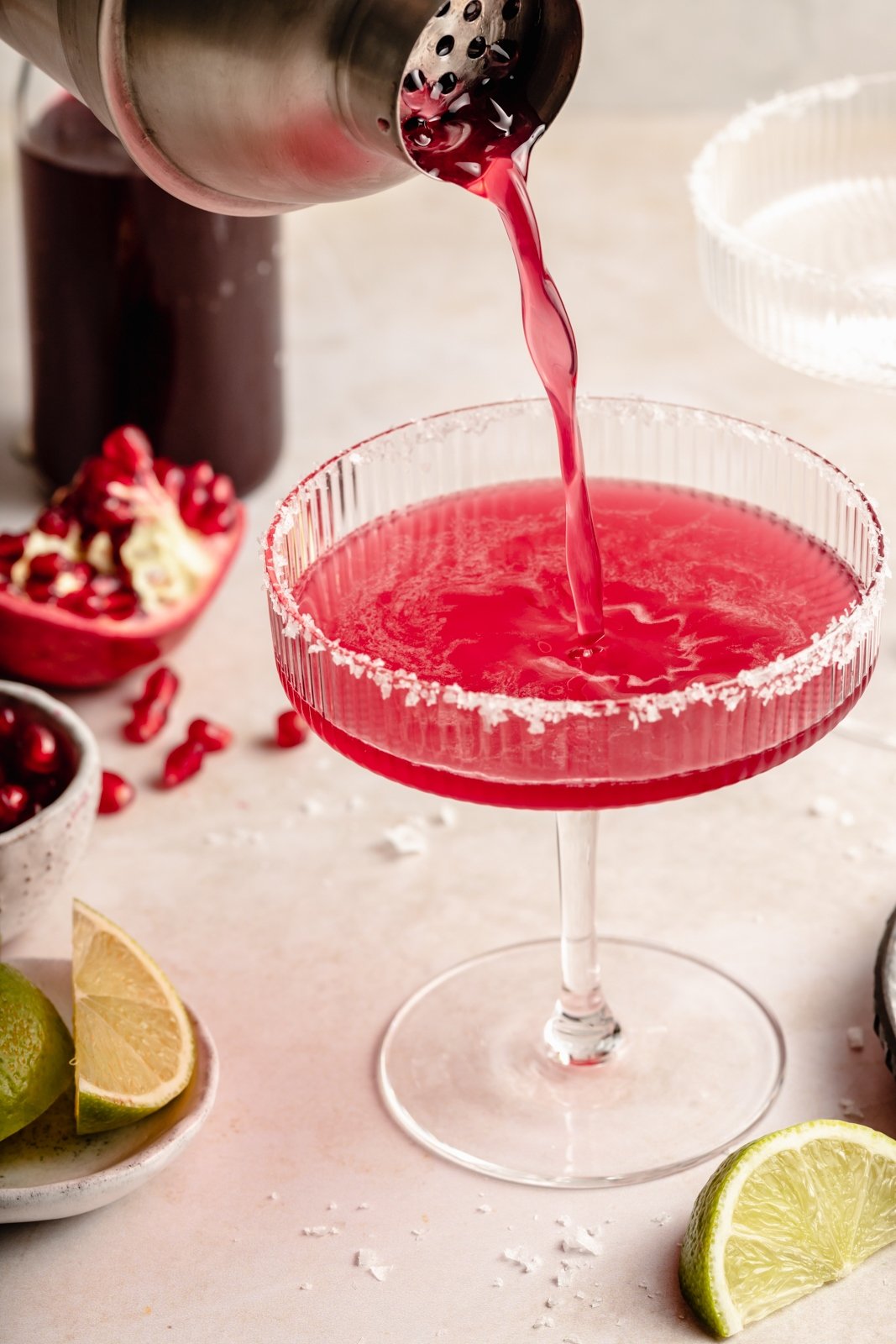 Una margarita de granada deliciosa y fácil hecha con cuatro ingredientes simples, ¡el cóctel refrescante perfecto! Use jugo de granada comprado en la tienda o hecho en casa y jarabe simple para crear un maravilloso cóctel perfecto para el entretenimiento. Vierta una margarita de granada en un vaso