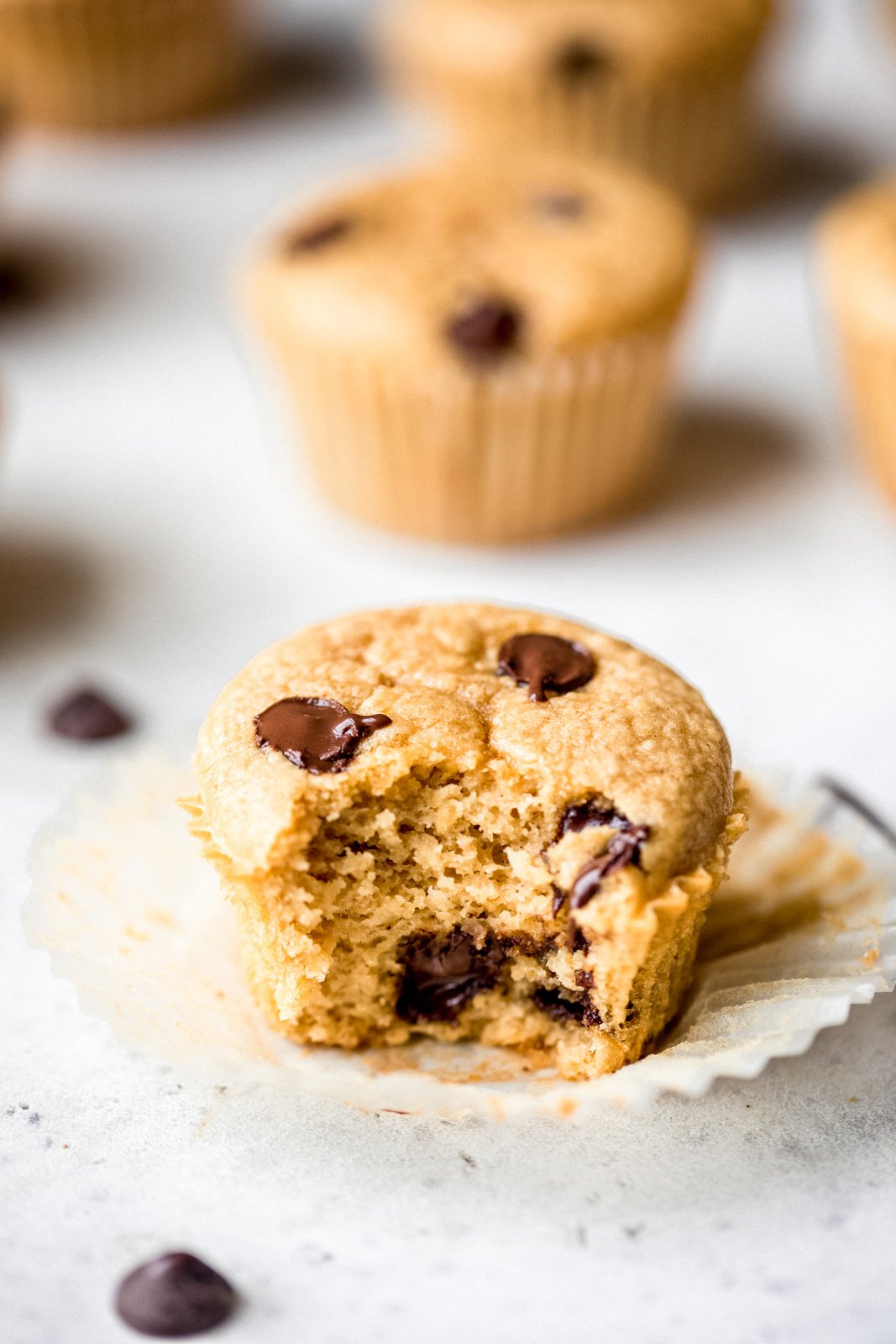Muffins esponjosos de garbanzos y mantequilla de maní con deliciosas chispas de chocolate en cada bocado. Estos sencillos muffins repletos de proteínas requieren solo 7 ingredientes simples, y la masa se puede preparar directamente en una licuadora o procesador de alimentos. Fácil, apto para el congelador, sin gluten, sin lácteos y perfecto para la hora de la merienda o después del entrenamiento. Muffins saludables de garbanzos con un bocado