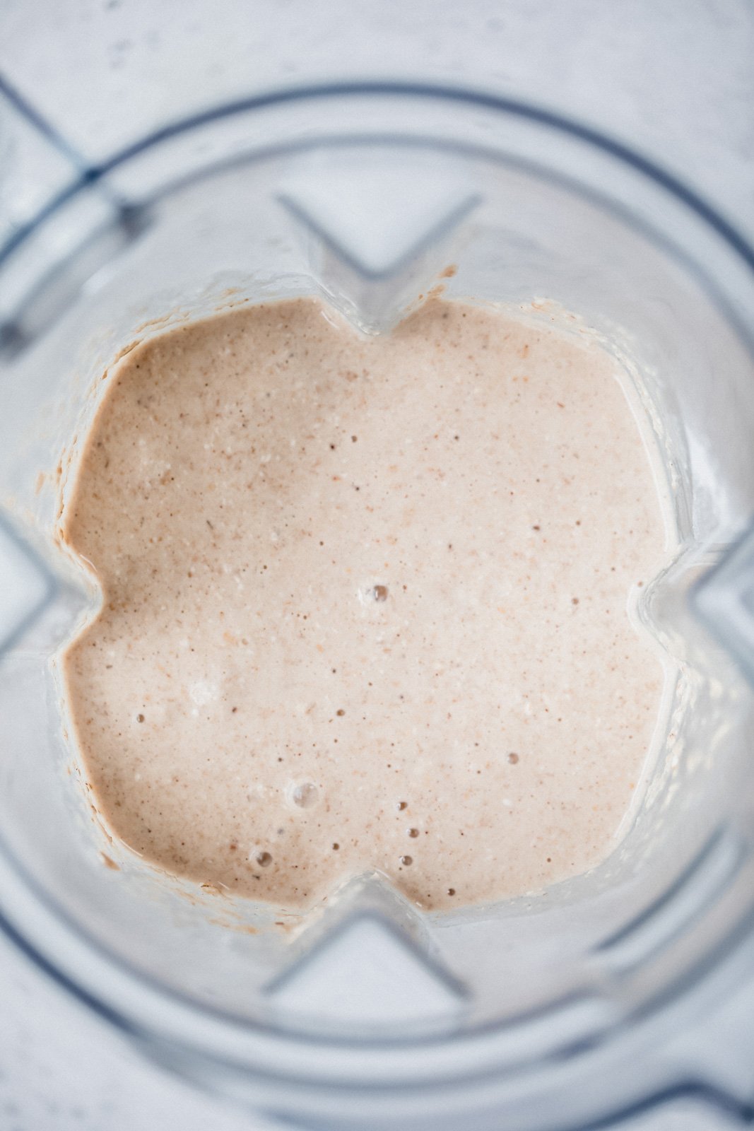 Panqueques de plátano y avena hechos directamente en la licuadora. Estos panqueques esponjosos y saludables son naturalmente libres de gluten, lácteos, harina y azúcar agregada. ¡Prepárate para un desayuno fácil y delicioso! Masa para panqueques de plátano y avena en una licuadora