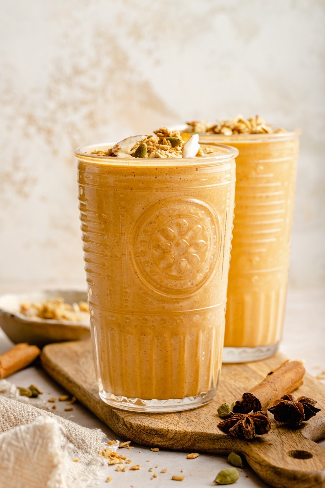 Batido de calabaza cremoso y delicioso lleno de sabores maravillosos y reconfortantes de la especia chai. Repleto de proteínas y fibra, esta receta de batido de calabaza no contiene lácteos y es el desayuno o merienda nutritivo perfecto. Dos batidos saludables de calabaza moscada