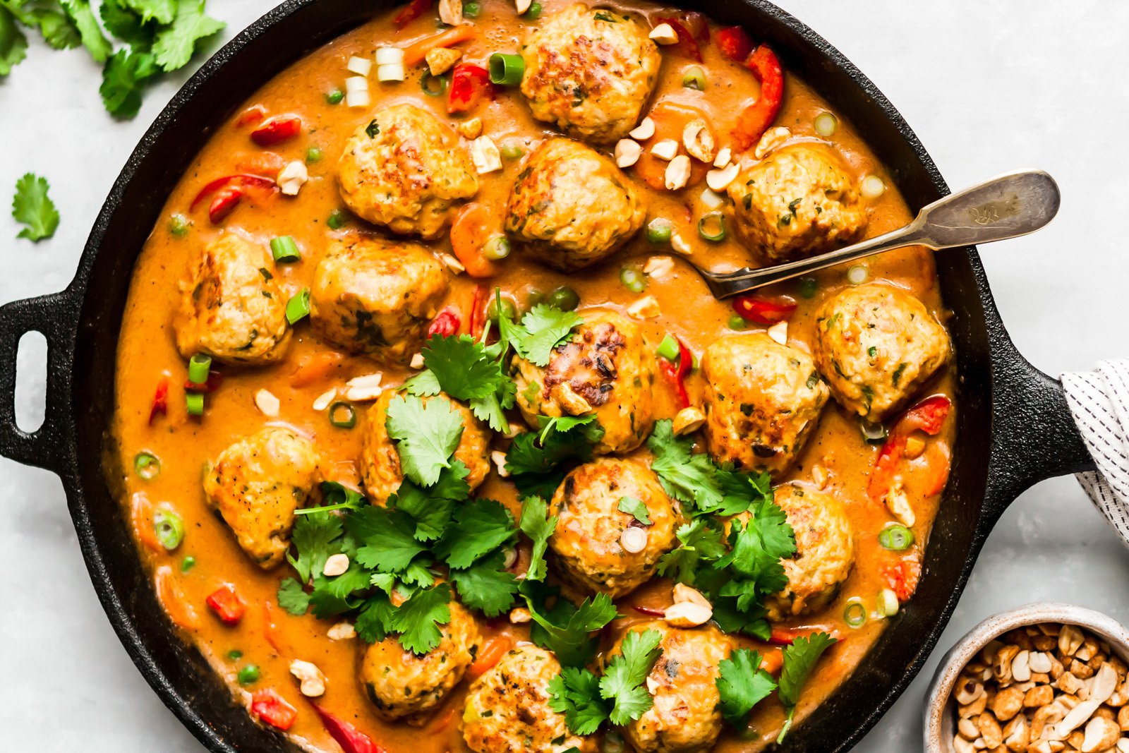¡Estás invitado a la cena AK! Todos los meses compartimos las recetas favoritas de cena de Ambition Kitchen de nuestros lectores para que todos las preparen ese mes. Comparte tus creaciones en el blog y en las redes sociales para tener la oportunidad de ganar premios cada mes, mantente al tanto ¡Para una demostración de cocina en vivo del equipo de AK! Estamos ansiosos por cocinar contigo Albóndigas de pollo con jengibre en una sartén