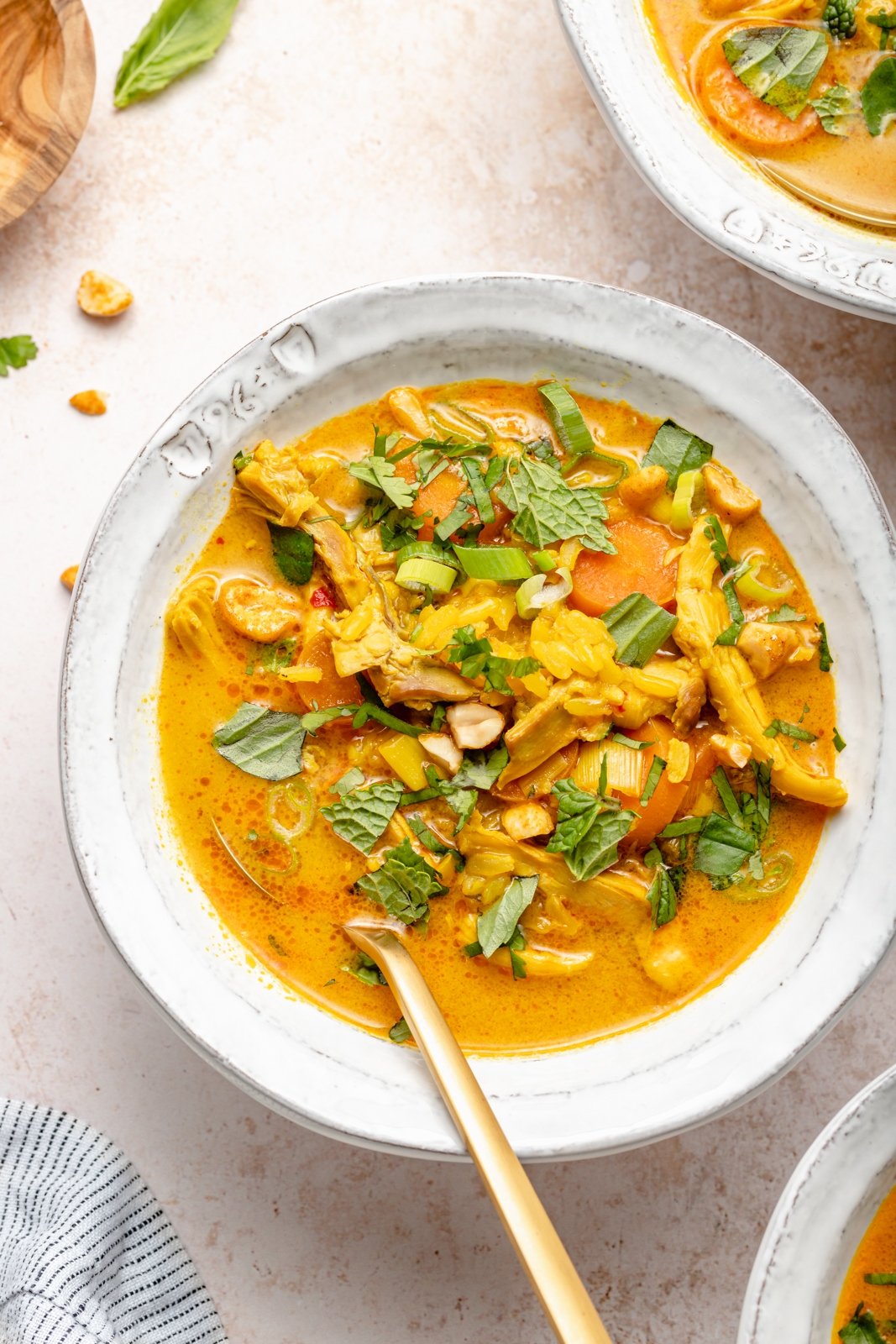 ¡Deliciosas recetas de temporada para hacer en octubre! Desde sopas abundantes y recetas de cocción lenta hasta las mejores recetas de calabaza que jamás hayas comido, estas recetas saludables de otoño las prepararás una y otra vez. Abastécete de calabazas, manzanas, coles de bruselas y más para hacer estas increíbles recetas. sopa de pollo con jengibre en un tazón de hierbas