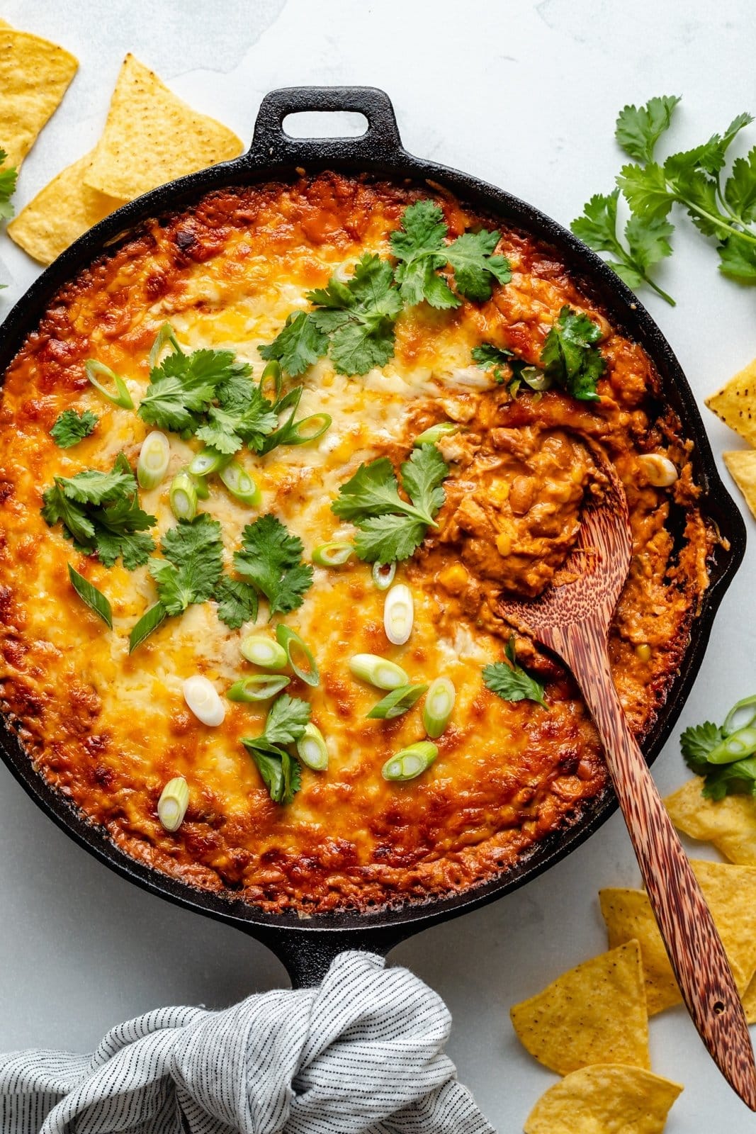 ¡50 deliciosas recetas de maíz de verano para hacer ahora! Estas recetas saludables de maíz están repletas de sabor y un arcoíris de colores. Desde sopas y ensaladas hasta tacos y platos de pasta, encontrará lo mejor para consumir Way Fresh Corn. Elección ¡de maíz congelado o enlatado! alt=