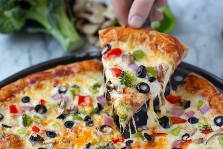 Rebanadas de pizza vegetariana saludable
