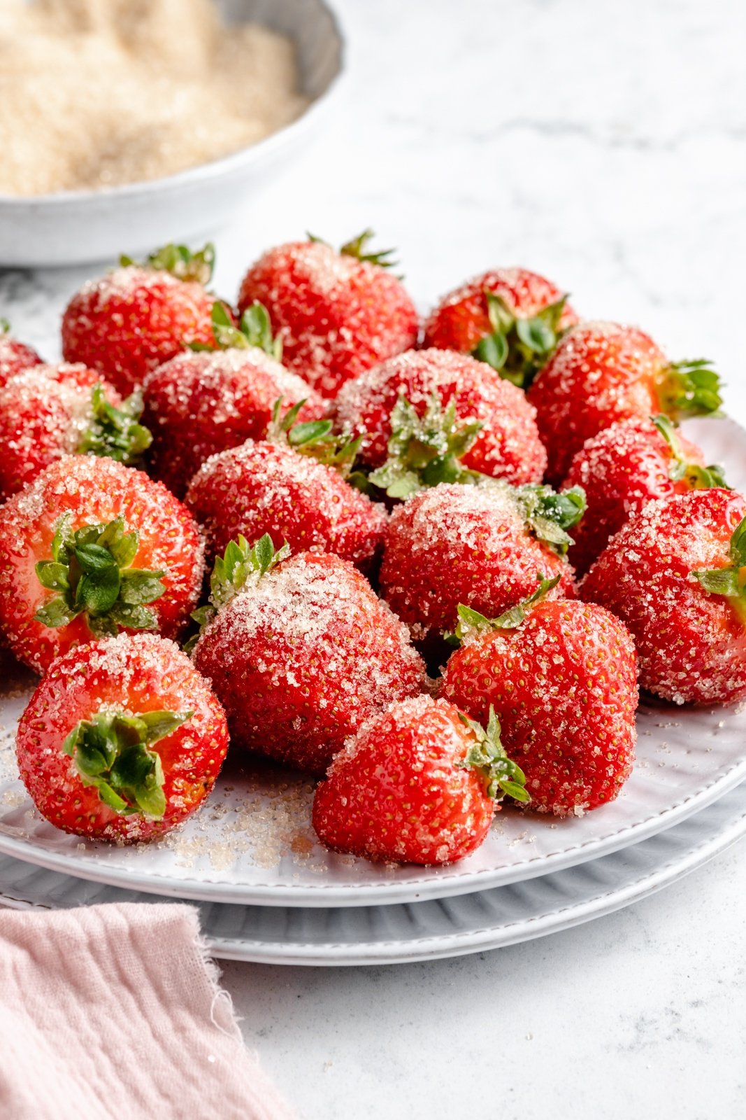 ¡Las mejores recetas del Día de San Valentín para una cita perfecta o una noche de chicas! Encontrarás increíbles recetas para el desayuno en la cama, aperitivos divertidos, maravillosos platos principales y toneladas de postres del Día de San Valentín para disfrutar con tus seres queridos. Fresas borrachas en un plato