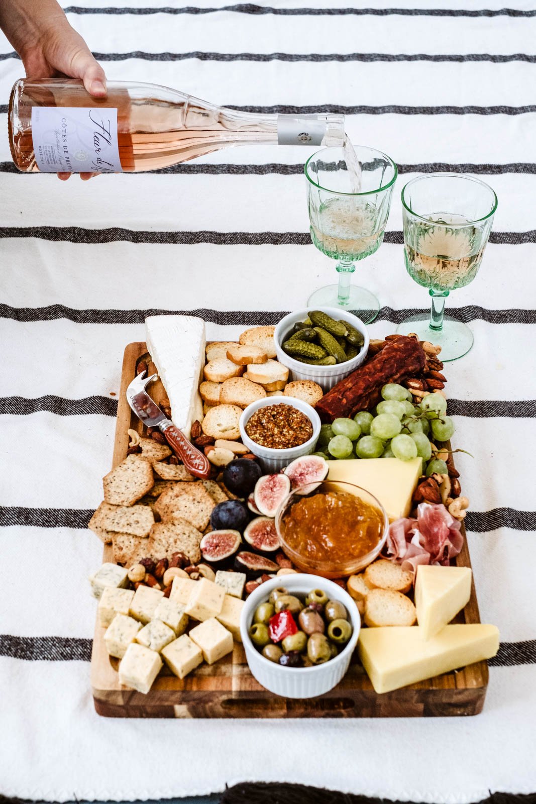¡Las mejores recetas del Día de San Valentín para una cita perfecta o una noche de chicas! Encontrará increíbles recetas de desayuno en la cama, divertidos aperitivos, maravillosos platos principales y muchos postres del Día de San Valentín para disfrutar con sus seres queridos. Tablero de delicatessen junto a dos copas de vino