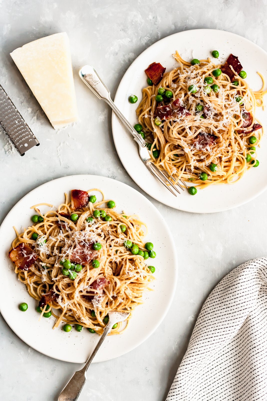 ¡Las mejores recetas del Día de San Valentín para una cita perfecta o una noche de chicas! Encontrará increíbles recetas de desayuno en la cama, divertidos aperitivos, maravillosos platos principales y muchos postres del Día de San Valentín para disfrutar con sus seres queridos. Carbonara de pasta saludable en dos platos