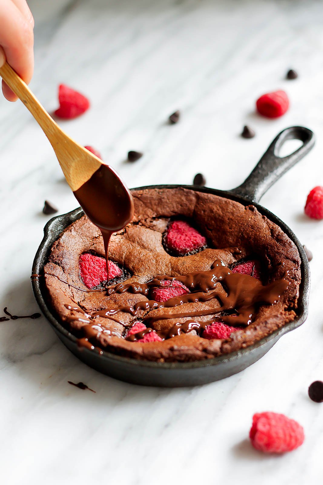 ¡Las mejores recetas del Día de San Valentín para una cita perfecta o una noche de chicas! Encontrarás increíbles recetas para el desayuno en la cama, aperitivos divertidos, maravillosos platos principales y toneladas de postres del Día de San Valentín para disfrutar con tus seres queridos. Brownies de Harina de Almendras en Sartén con Frambuesa