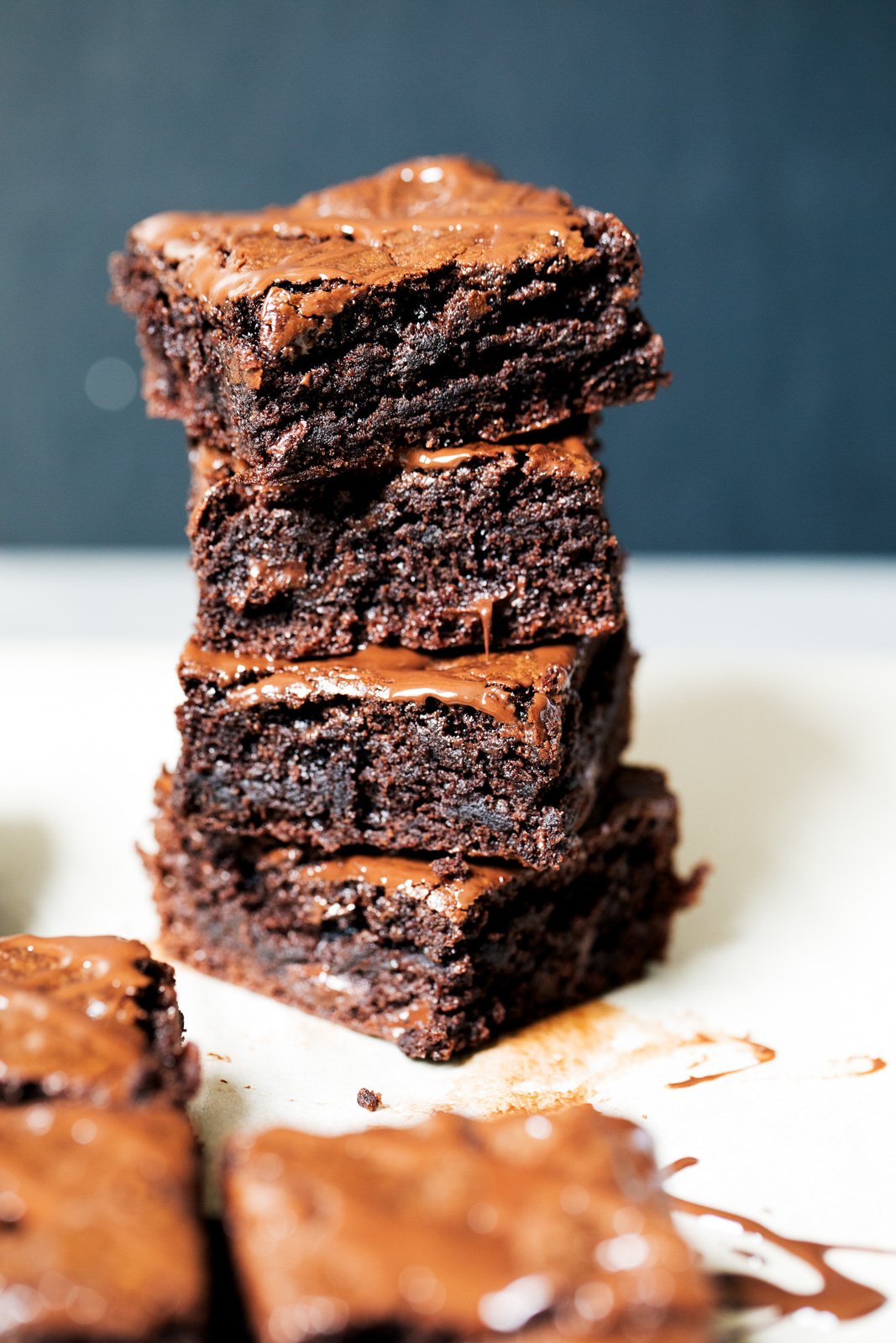 ¡Estos brownies de tahini sin granos son los mejores brownies que he probado! Son decadentes, dulces, fáciles de hacer y simplemente no contienen gluten y son aptos para paleo. ¡Nunca volverás a otra receta de brownie! Montón de Tahini Brownies