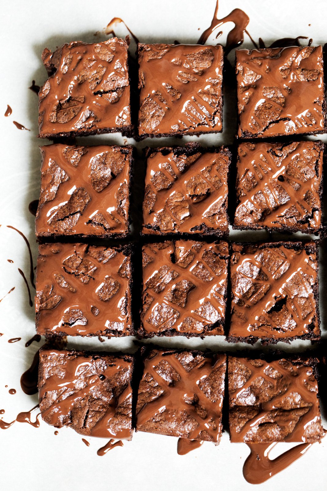 ¡Estos brownies de tahini sin granos son los mejores brownies que he probado! Son decadentes, dulces, fáciles de hacer y simplemente no contienen gluten y son paleo-amigables. ¡Nunca volverás a otra receta de brownie! Brownies de tahini cubiertos con chocolate