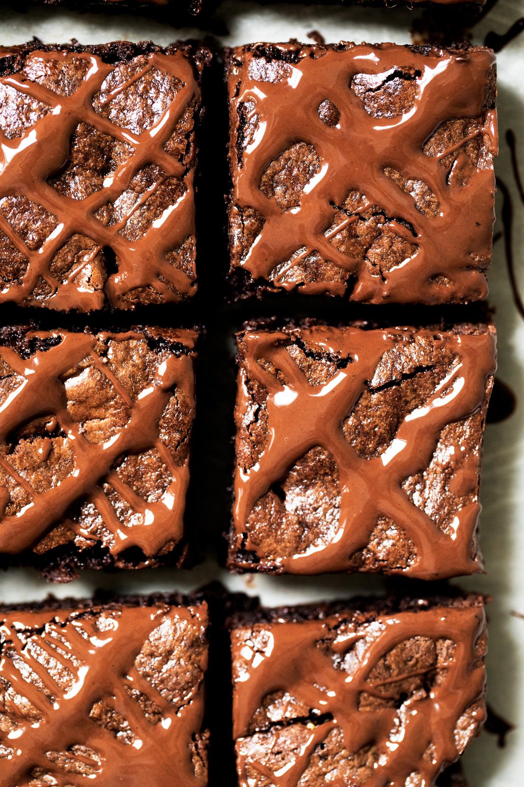 Los mejores brownies que he probado: Tahini Brownies. Sin mantequilla, harina, aceite ni azúcar refinada. Estos antiguos brownies sin gluten ni cereales son simplemente deliciosos con ingredientes auténticos y saludables. ¡Increíble! Brownies de tahini sin granos cubiertos con chocolate