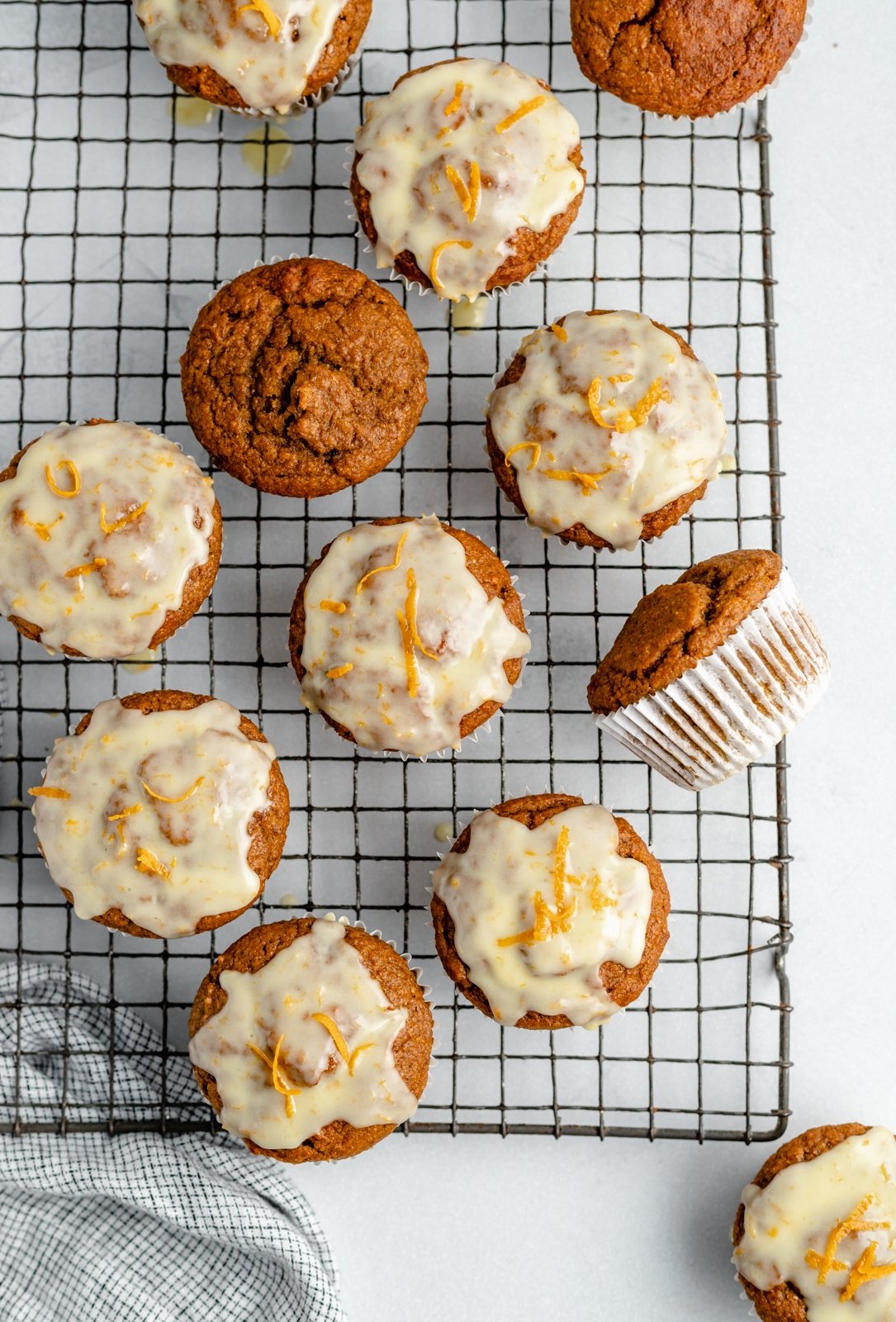¡Más de 50 increíbles productos horneados sin nueces que son el desayuno, la merienda y el postre perfectos! Encontrará excelentes recetas de pan, muffins, galletas y más, perfectas para un regalo escolar o para compartir con alguien con sensibilidad a las nueces. ¡Aprenda consejos para recetas fáciles sin nueces! Muffins de calabaza naranja sobre una rejilla