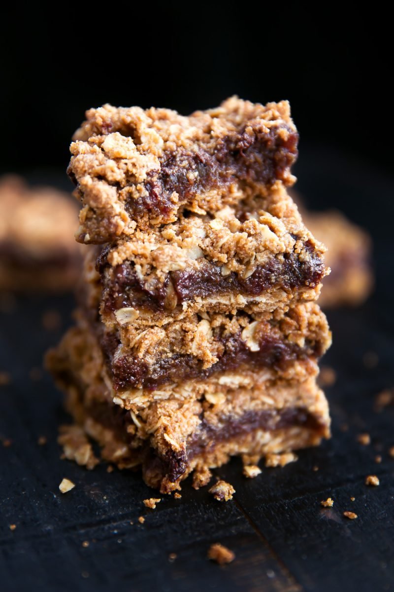 ¡Más de 50 increíbles productos horneados sin nueces que son el desayuno, la merienda y el postre perfectos! Encontrará excelentes recetas de pan, muffins, galletas y más, perfectas para un regalo escolar o para compartir con alguien con sensibilidad a las nueces. ¡Aprenda consejos para recetas fáciles sin nueces! Montón de barras de granola de dátiles