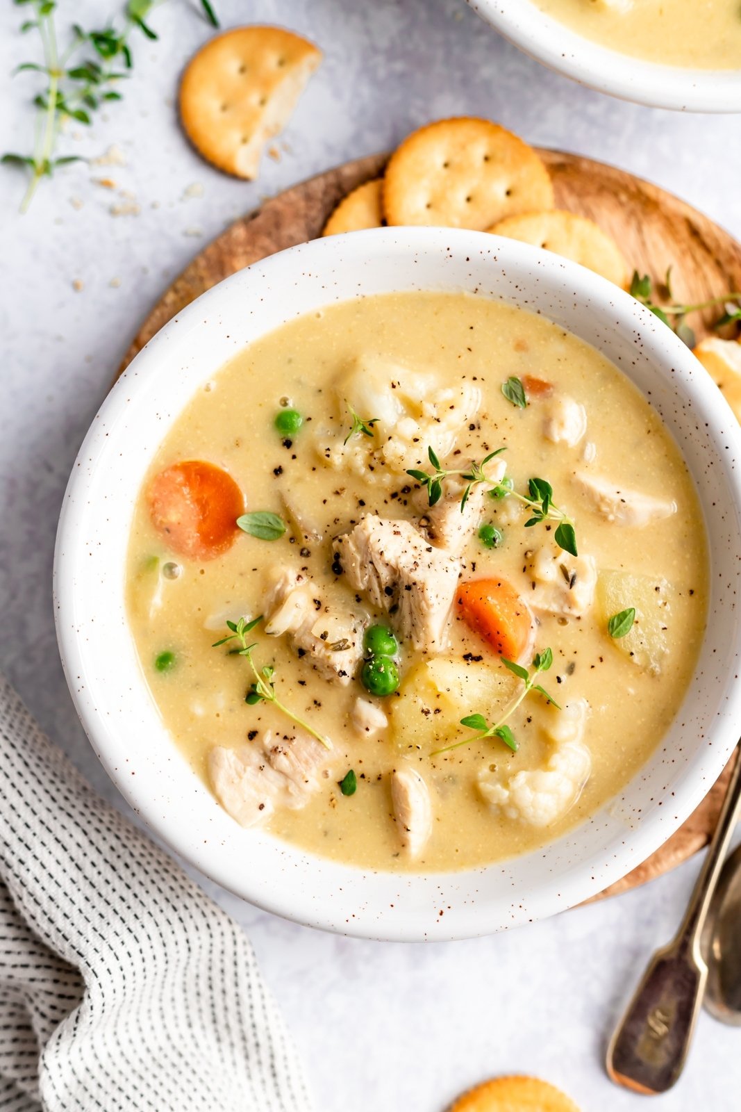 ¡Sopa de pastel de pollo saludable y reconfortante sin lácteos y deliciosa! En cambio, triture la coliflor y las papas en el caldo para obtener una consistencia rica y cremosa. Cargada de verduras, esta sopa de pastel de pollo sin gluten y paleo es la comida reconfortante ligera perfecta para los meses más fríos. Sopa de pastel de pollo saludable en un tazón