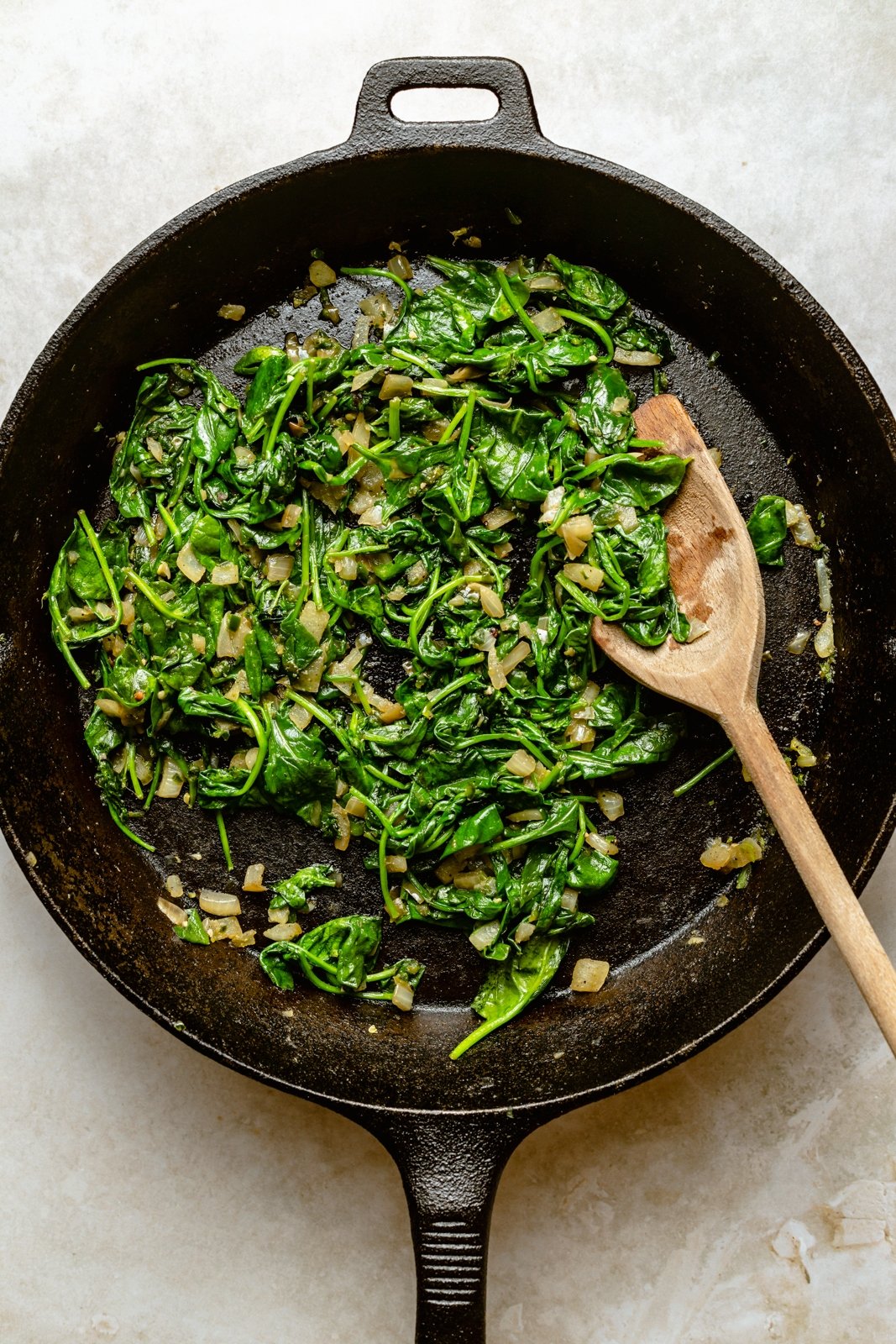 Delicioso dip cremoso de alcachofas y espinacas con jalapeño hecho con yogur griego repleto de proteínas y tres quesos. Este dip de alcachofas y espinacas tradicional fácil, divertido y picante es perfecto para entretener y garantiza impresionar a amigos y familiares. Sirva con tortillas con papas fritas, verduras , galletas y más! Cocine las espinacas en una sartén para hacer salsa de espinacas y alcachofas