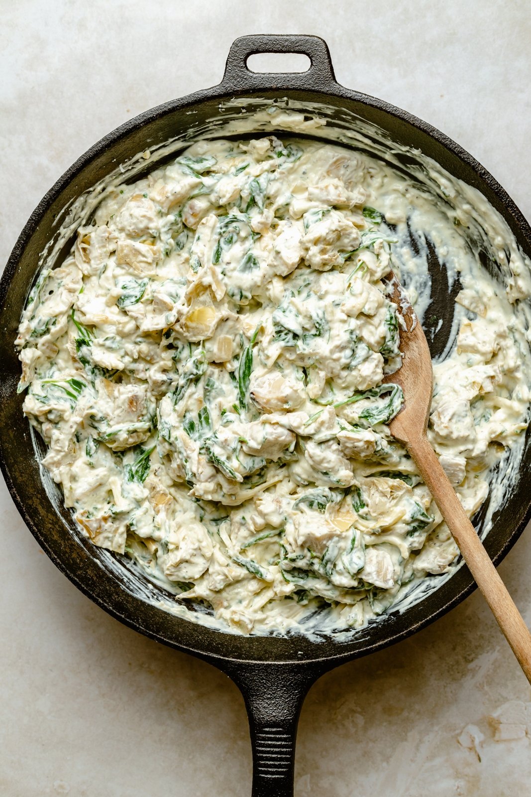 Delicioso dip cremoso de alcachofas y espinacas con jalapeño hecho con yogur griego repleto de proteínas y tres quesos. Este dip de alcachofas y espinacas tradicional fácil, divertido y picante es perfecto para entretener y garantiza impresionar a amigos y familiares. Sirva con tortillas con papas fritas, verduras , galletas y más! Combine los ingredientes para la salsa de espinacas y alcachofas y las espinacas frescas en una sartén