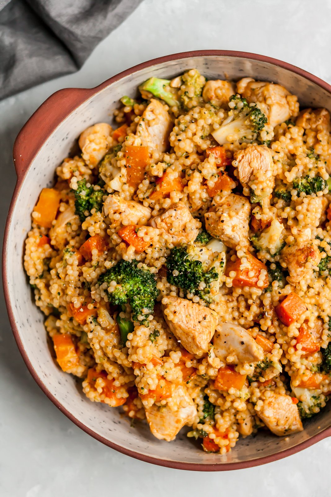Reconfortante y delicioso cuscús de pollo con queso cheddar y brócoli mezclado con calabaza asada dulce y picante. ¡Te encantará esta receta de cena fácil y reconfortante cualquier noche de la semana! Es amigable para los niños y fácil ser vegetariano. Cuscús de pollo con queso cheddar y brócoli en la olla