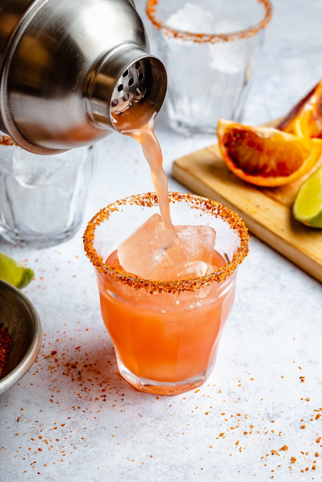 ¡Refrescante y deliciosa margarita picante de naranja sanguina hecha con 5 ingredientes simples! Esta hermosa receta de margarita de naranja sanguina es fácil de preparar y una forma divertida de disfrutar las naranjas sanguinas. ¡Perfecto para una cita nocturna, una noche de chicas o una cena triple para servir a la multitud! Vierta la margarita de naranja sanguina en un vaso