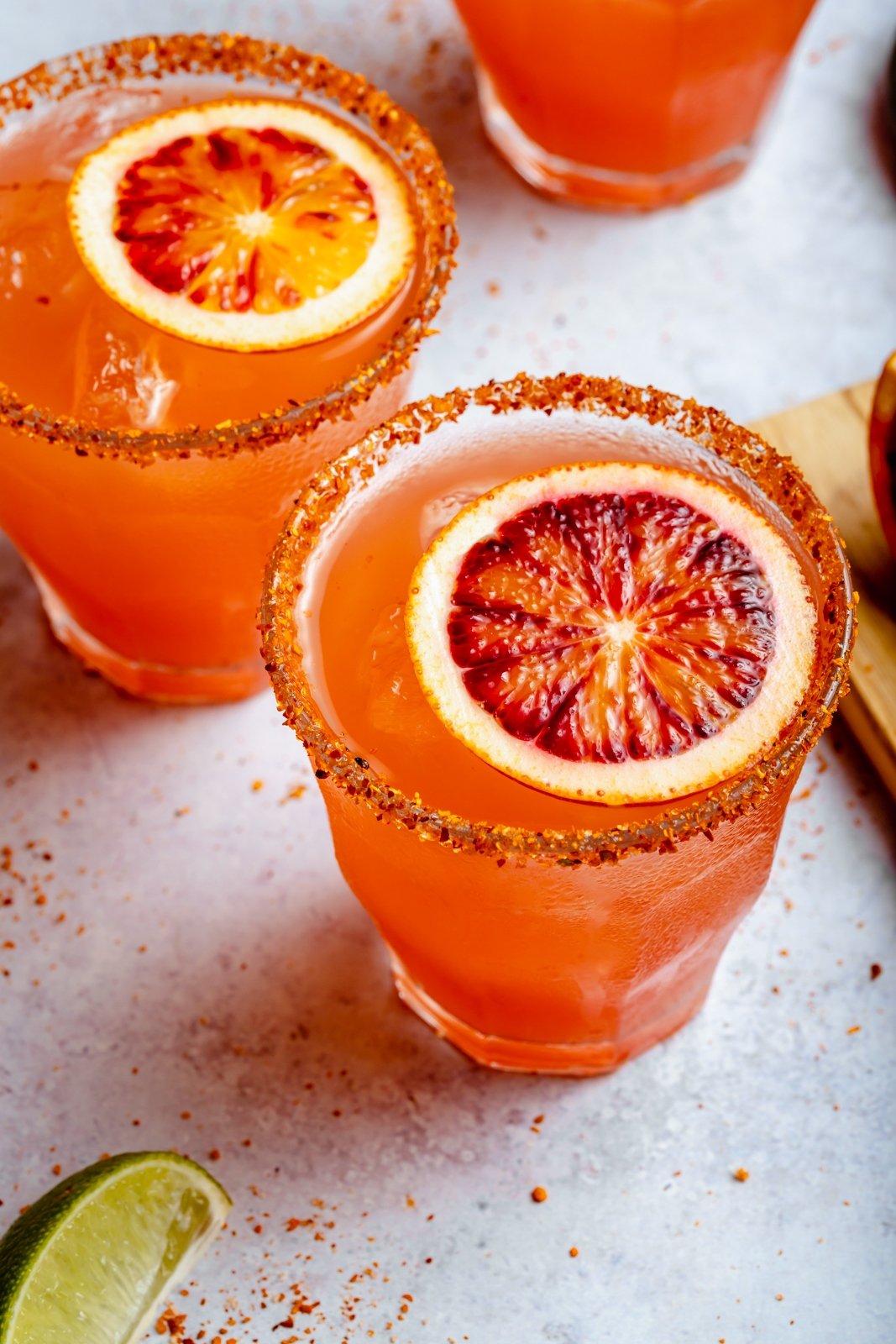 ¡Refrescante y deliciosa margarita picante de naranja sanguina hecha con 5 ingredientes fáciles! Esta hermosa receta de margarita de naranja sanguina es fácil de hacer y una forma divertida de disfrutar las naranjas sanguinas. ¡Perfecto para una cita nocturna, una noche de chicas o una cena triple sirviendo a una multitud! Margarita picante de naranja sanguina en vasos