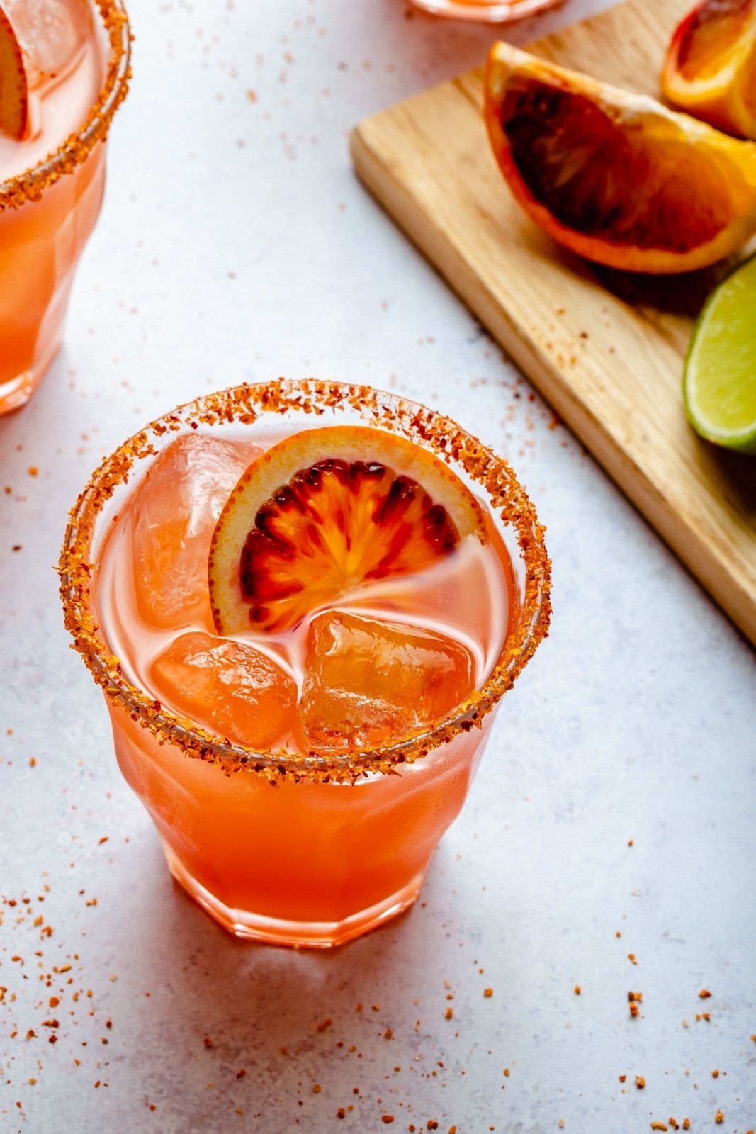 ¡Refrescante y deliciosa margarita picante de naranja sanguina hecha con 5 ingredientes fáciles! Esta hermosa receta de margarita de naranja sanguina es fácil de hacer y una forma divertida de disfrutar las naranjas sanguinas. ¡Perfecto para una cita nocturna, una noche de chicas o una cena triple sirviendo a una multitud! Margarita picante de naranja sanguina en un vaso