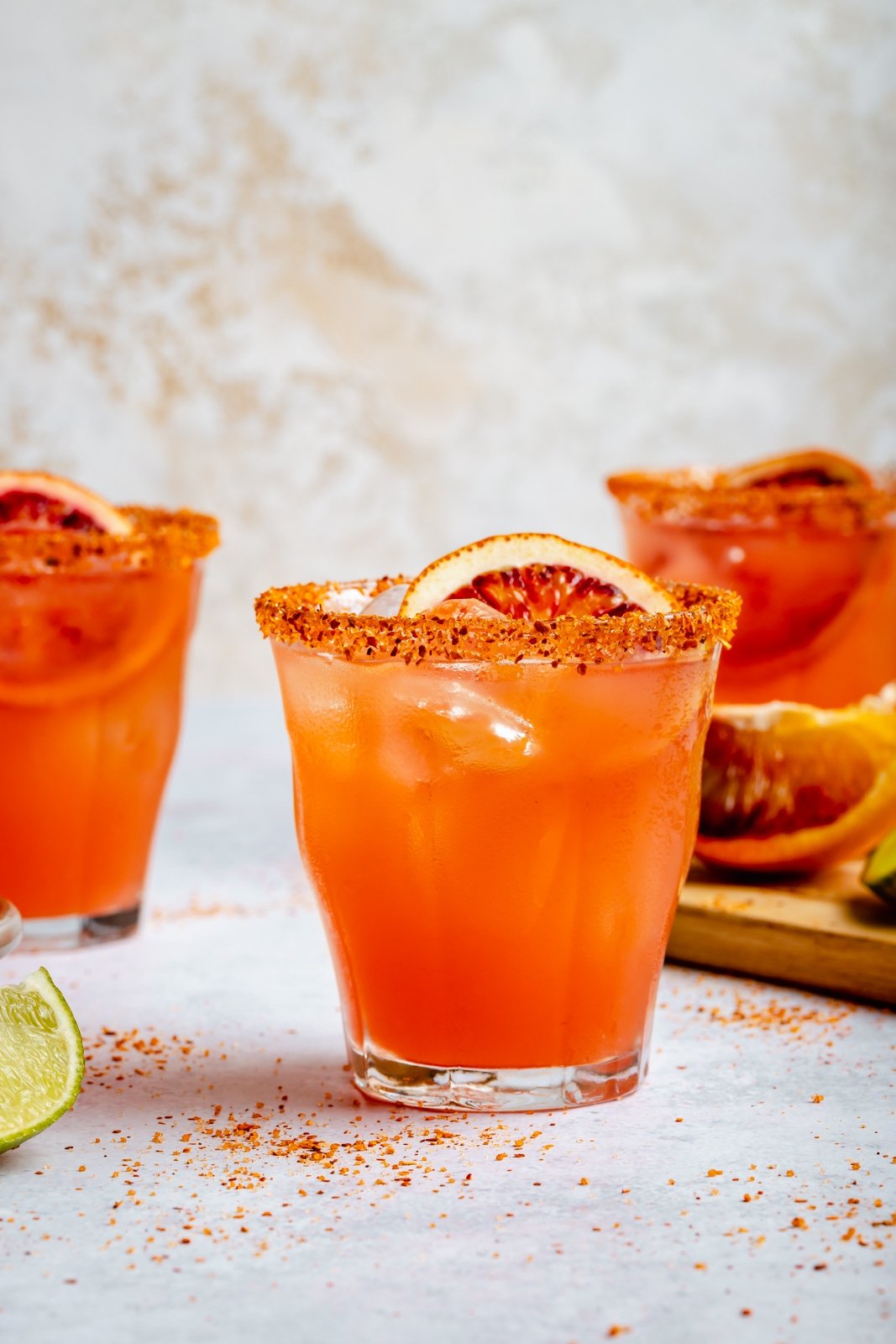 ¡Refrescante y deliciosa margarita picante de naranja sanguina hecha con 5 ingredientes fáciles! Esta hermosa receta de margarita de naranja sanguina es fácil de hacer y una forma divertida de disfrutar las naranjas sanguinas. ¡Perfecto para una cita nocturna, una noche de chicas o una cena triple sirviendo a una multitud! Margarita de naranja sanguina en copas