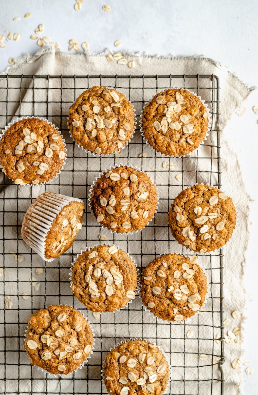 Recetas deliciosas y fáciles de plátano maduro para cada ocasión de merienda y postre. Encontrará recetas saludables con bananas, refrigerios indulgentes y formas únicas de usar bananas demasiado maduras en abundancia. ¡Incluye consejos para batidos, panes, panqueques, galletas e incluso plátanos congelados! Muffins Veganos de Avena y Plátano en la Rejilla de Alambre