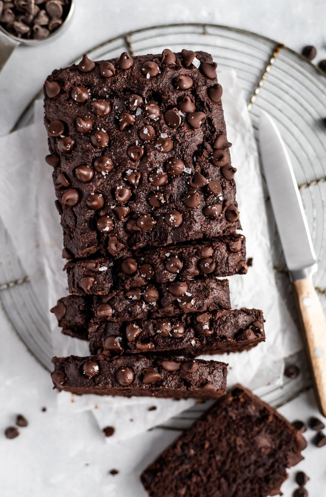 Recetas deliciosas y fáciles de plátano maduro para cada ocasión de merienda y postre. Encontrará recetas saludables con bananas, refrigerios indulgentes y formas únicas de usar bananas demasiado maduras en abundancia. ¡Incluye consejos para batidos, panes, panqueques, galletas e incluso plátanos congelados! Rebanadas de Pan de Plátano con Chocolate Saludable