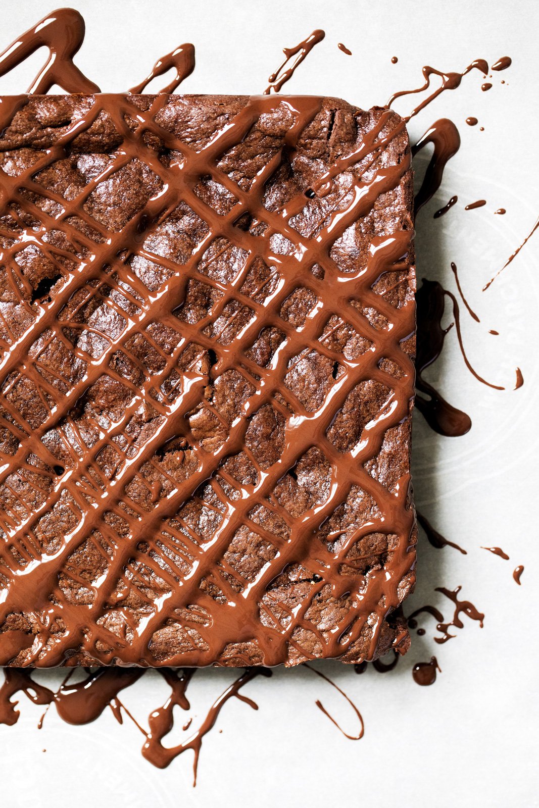 ¡Estos brownies de tahini sin granos son los mejores brownies que he probado! Son decadentes, dulces, fáciles de hacer y simplemente no contienen gluten y son aptos para paleo. ¡Nunca volverás a otra receta de brownie! Brownies de tahini cubiertos con chocolate