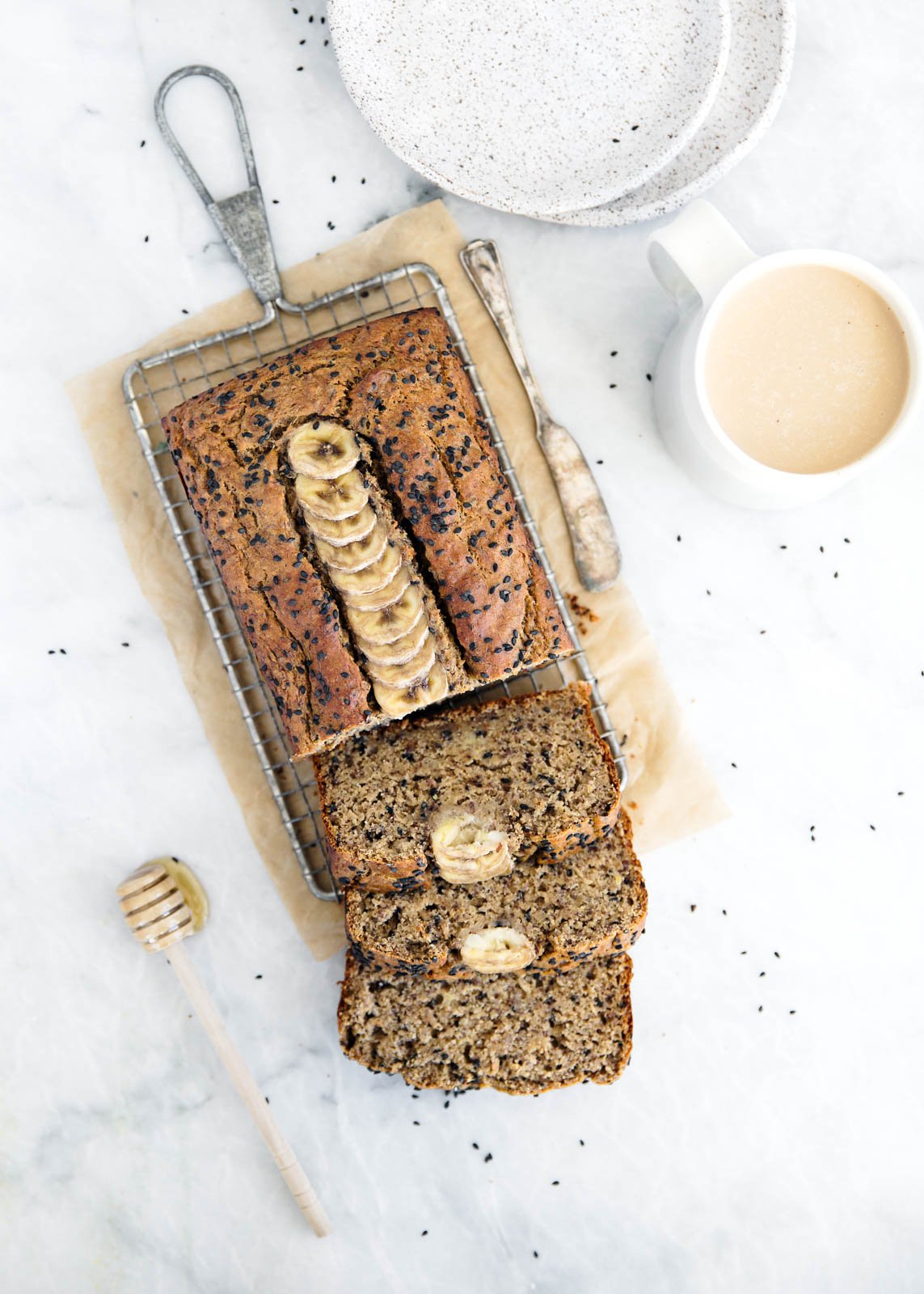 ¡Más de 50 increíbles productos horneados sin nueces que son el desayuno, la merienda y el postre perfectos! Encontrará excelentes recetas de pan, muffins, galletas y más, perfectas para un regalo escolar o para compartir con alguien con sensibilidad a las nueces. ¡Aprenda consejos para recetas fáciles sin nueces! Pan de plátano con tahini en pergamino
