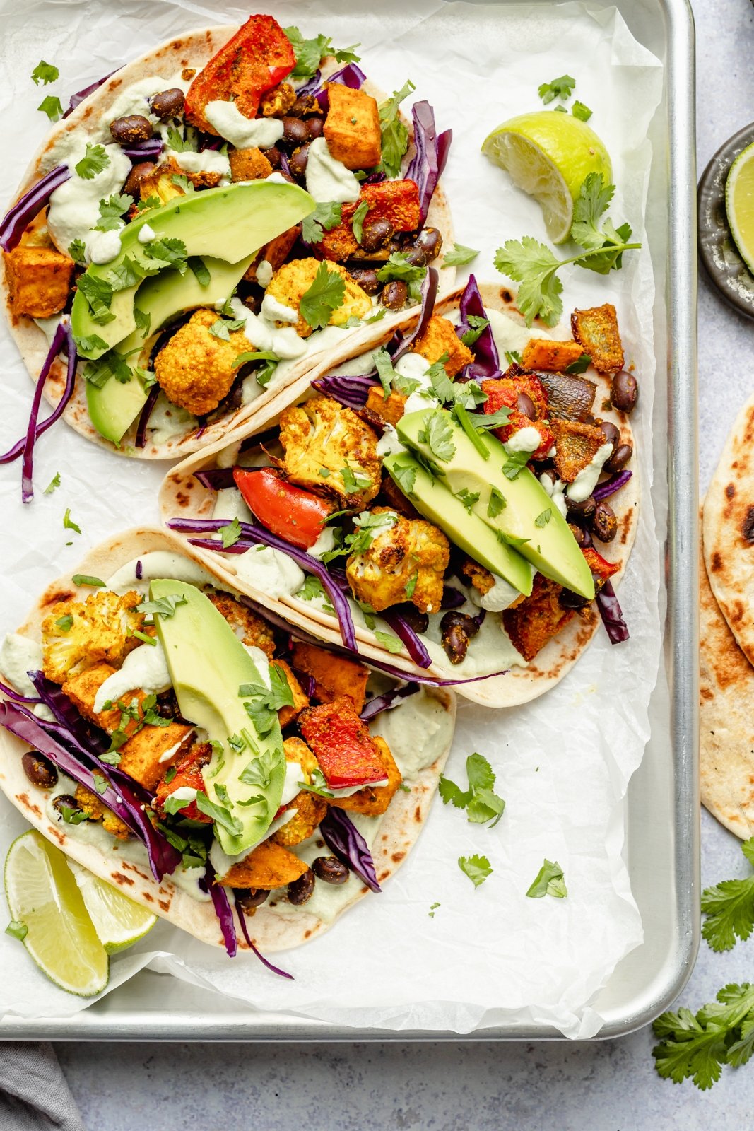 Hermosos tacos de vegetales asados rellenos con vegetales perfectamente sazonados y mucha proteína de origen vegetal. Sirve estos sencillos tacos veganos con aguacate, repollo rojo en rodajas, cilantro fresco y tu elección de dos salsas cremosas y deliciosas. ¡La mejor cena sin carne en una sola sartén! Tortillas De Verduras Al Horno En Una Sartén